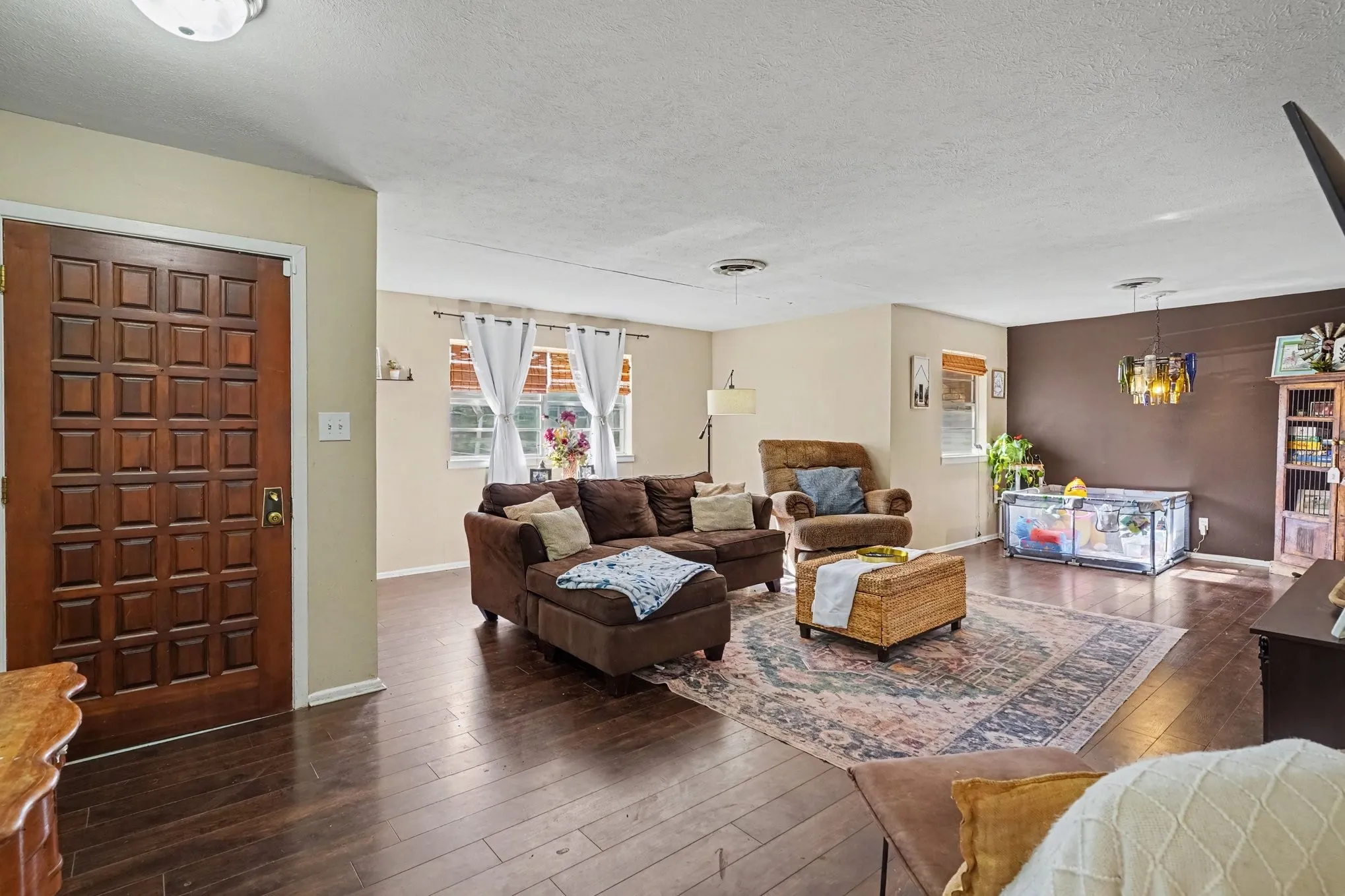 Single Family Residence For Sale in Tarrant County , 1553 Montclair Drive, Fort Worth, Texas 76103, 2 Bedroom, 2 Bathroom, 2 Garage spaces, 1,521 Sqft, built in 1960, Price $259,000, mls#21356831, Real Estate Agent in Fort Worth, Homes For Sale in Tarrant county, Homes For Sale in Fort Worth, Realtor in Fort Worth Texas, Real Estate Brokerage Independent Realty Texas, Luminita Cordes Realtor