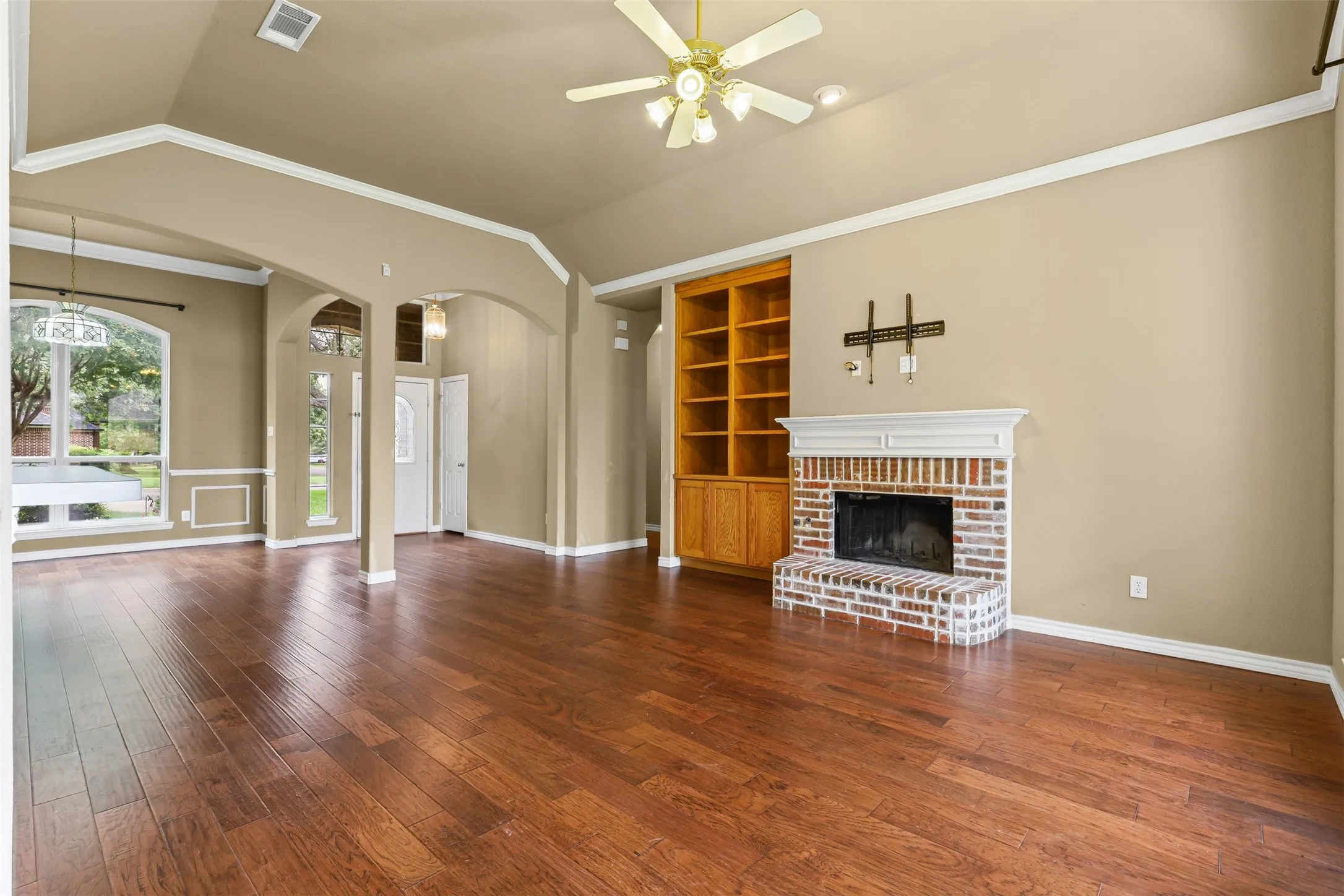 Single Family Residence For Rent in Johnson County , 1612 Twin Oaks Drive, Cleburne, Texas 76033, 3 Bedroom, 2 Bathroom, 3 Garage spaces, 1,962 Sqft, built in 1999, mls#21362787, Real Estate Agent in Cleburne, Homes For Rent in Johnson county, Homes For Rent in Cleburne, Realtor in Cleburne Texas, Real Estate Brokerage Independent Realty Texas, Luminita Cordes Realtor