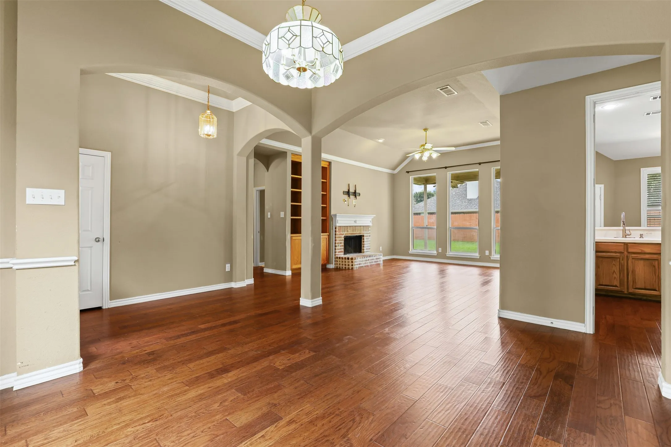 Single Family Residence For Rent in Johnson County , 1612 Twin Oaks Drive, Cleburne, Texas 76033, 3 Bedroom, 2 Bathroom, 3 Garage spaces, 1,962 Sqft, built in 1999, mls#21362787, Real Estate Agent in Cleburne, Homes For Rent in Johnson county, Homes For Rent in Cleburne, Realtor in Cleburne Texas, Real Estate Brokerage Independent Realty Texas, Luminita Cordes Realtor