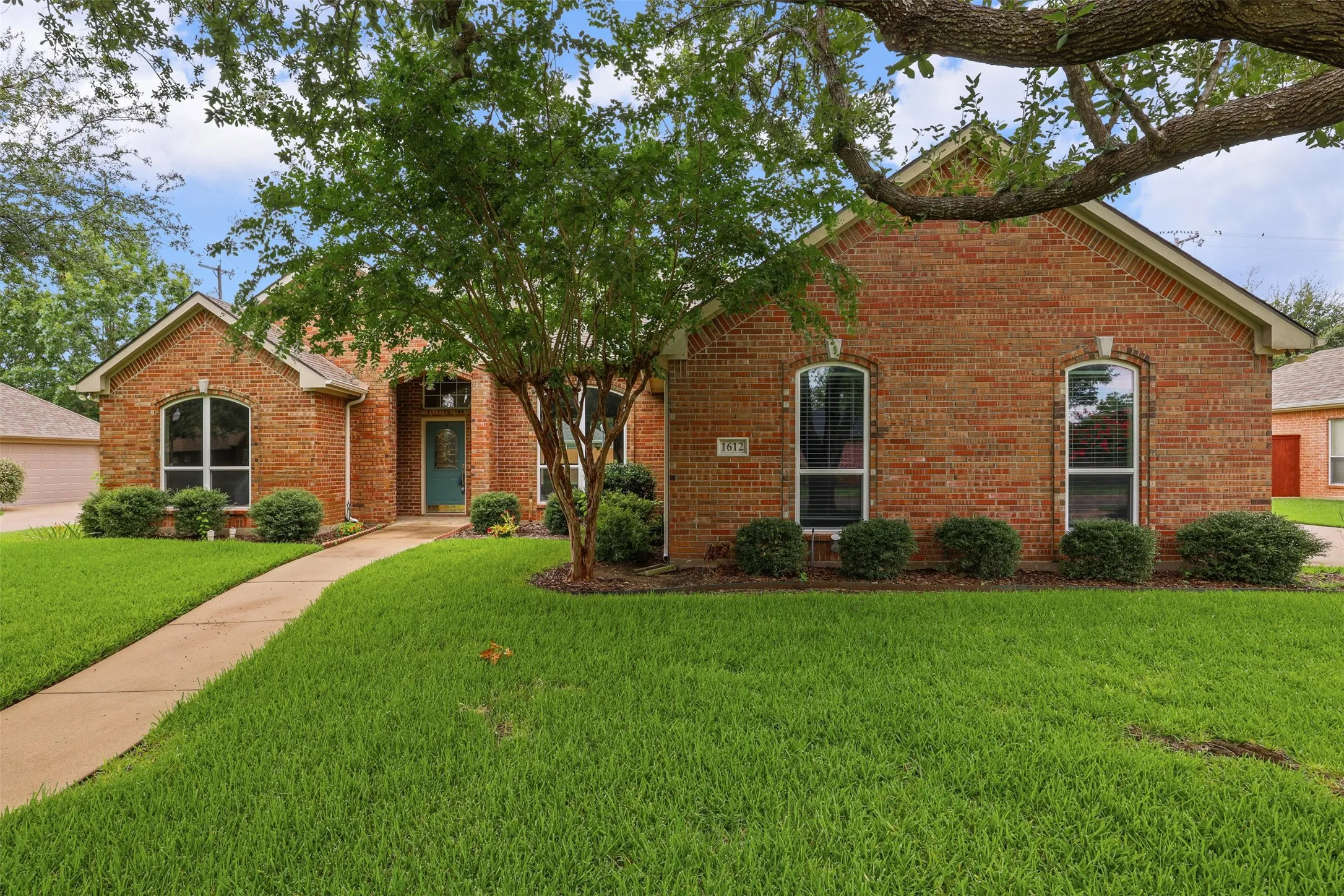 Single Family Residence For Rent in Johnson County , 1612 Twin Oaks Drive, Cleburne, Texas 76033, 3 Bedroom, 2 Bathroom, 3 Garage spaces, 1,962 Sqft, built in 1999, mls#21362787, Real Estate Agent in Cleburne, Homes For Rent in Johnson county, Homes For Rent in Cleburne, Realtor in Cleburne Texas, Real Estate Brokerage Independent Realty Texas, Luminita Cordes Realtor