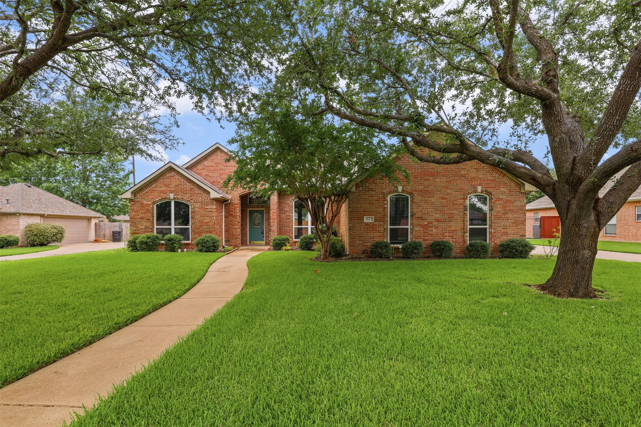 Single Family Residence For Rent in Johnson County , 1612 Twin Oaks Drive, Cleburne, Texas 76033, 3 Bedroom, 2 Bathroom, 3 Garage spaces, 1,962 Sqft, built in 1999, mls#21362787, Real Estate Agent in Cleburne, Homes For Rent in Johnson county, Homes For Rent in Cleburne, Realtor in Cleburne Texas, Real Estate Brokerage Independent Realty Texas, Luminita Cordes Realtor