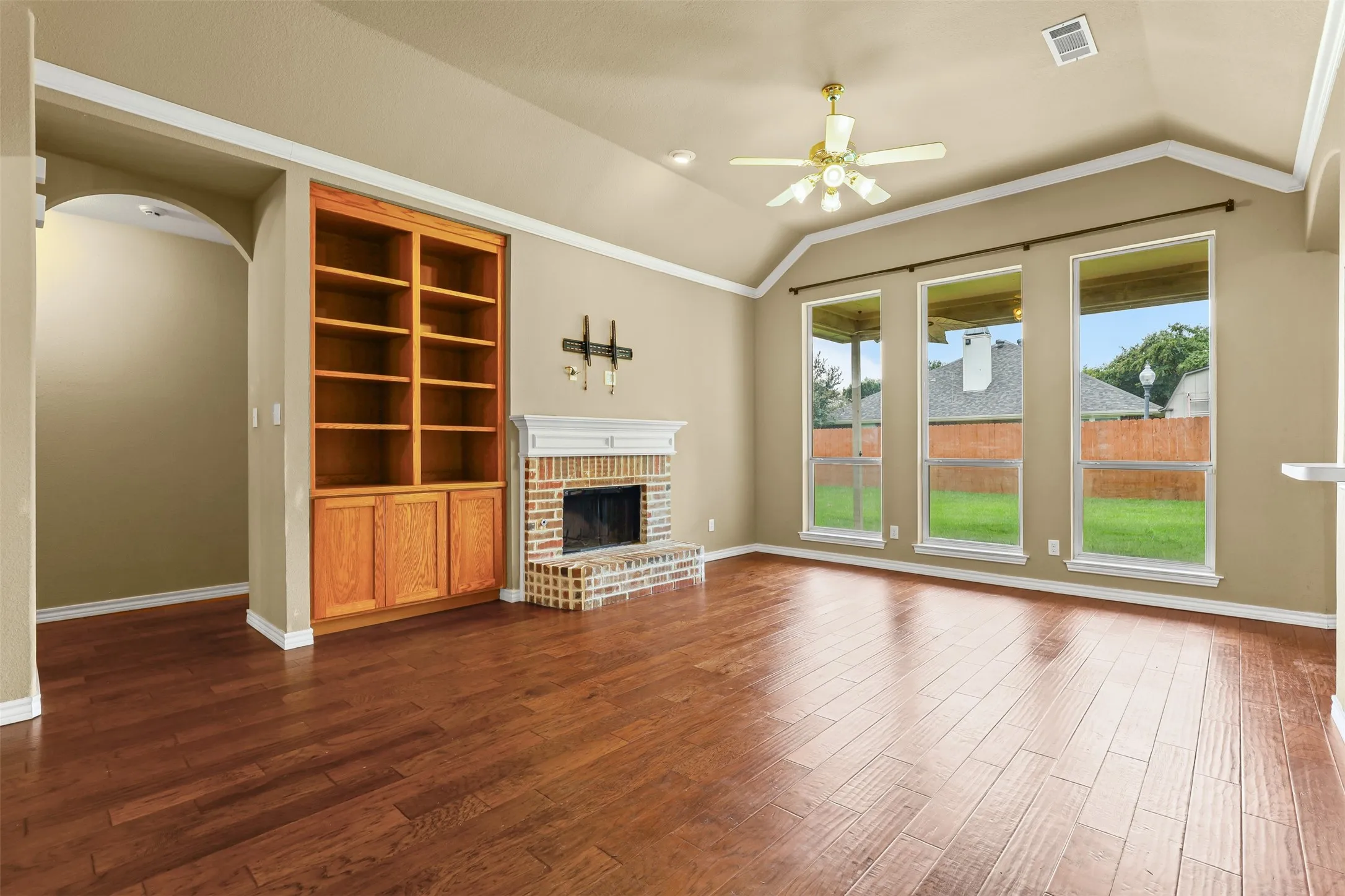 Single Family Residence For Rent in Johnson County , 1612 Twin Oaks Drive, Cleburne, Texas 76033, 3 Bedroom, 2 Bathroom, 3 Garage spaces, 1,962 Sqft, built in 1999, mls#21362787, Real Estate Agent in Cleburne, Homes For Rent in Johnson county, Homes For Rent in Cleburne, Realtor in Cleburne Texas, Real Estate Brokerage Independent Realty Texas, Luminita Cordes Realtor