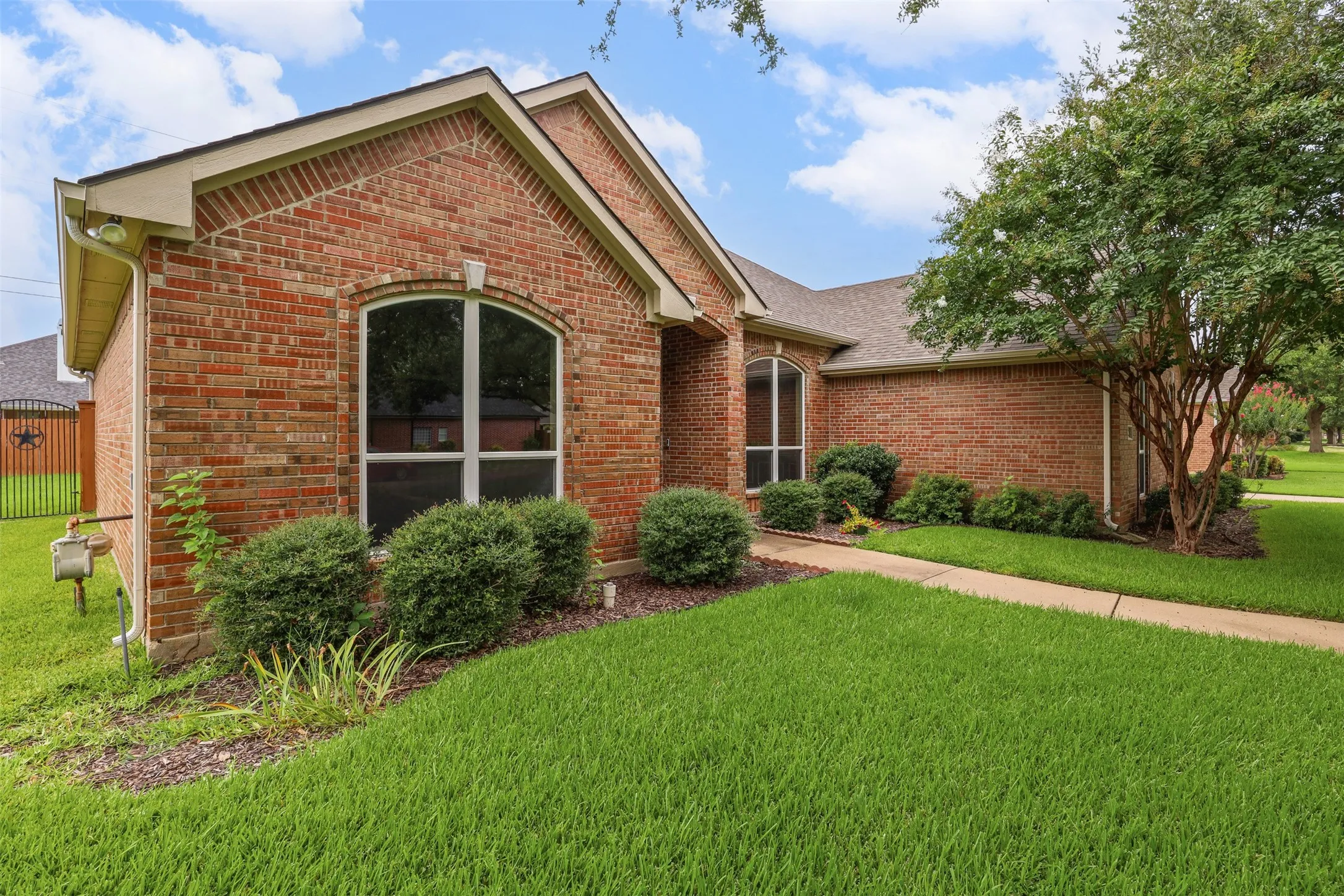 Single Family Residence For Rent in Johnson County , 1612 Twin Oaks Drive, Cleburne, Texas 76033, 3 Bedroom, 2 Bathroom, 3 Garage spaces, 1,962 Sqft, built in 1999, mls#21362787, Real Estate Agent in Cleburne, Homes For Rent in Johnson county, Homes For Rent in Cleburne, Realtor in Cleburne Texas, Real Estate Brokerage Independent Realty Texas, Luminita Cordes Realtor