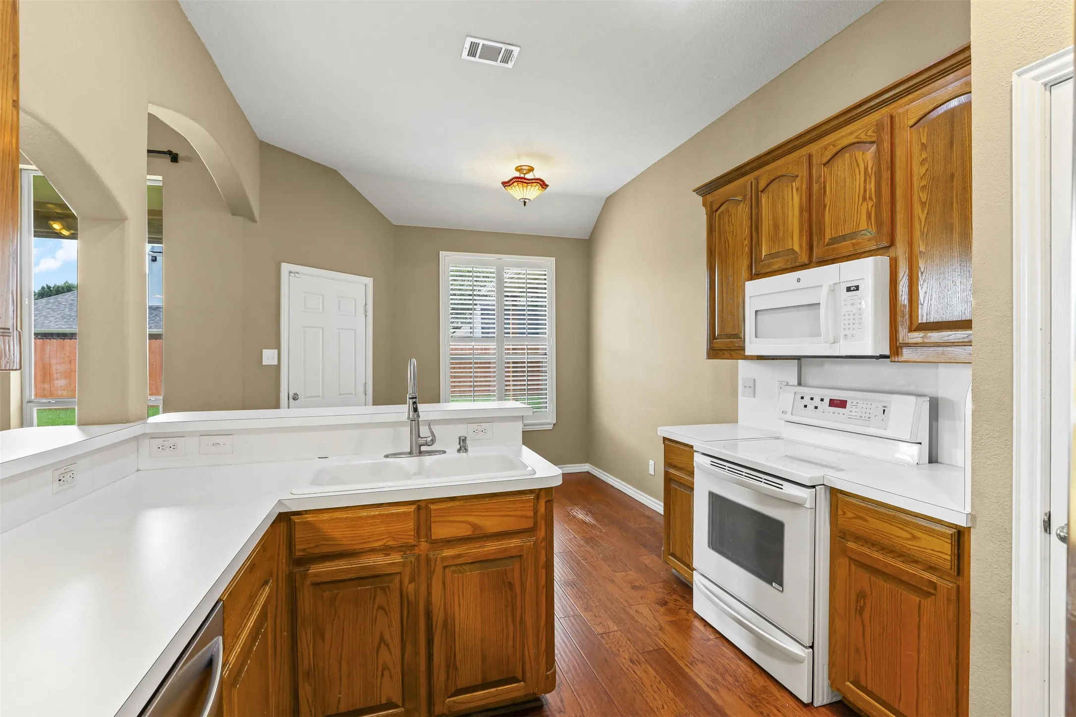 Single Family Residence For Rent in Johnson County , 1612 Twin Oaks Drive, Cleburne, Texas 76033, 3 Bedroom, 2 Bathroom, 3 Garage spaces, 1,962 Sqft, built in 1999, mls#21362787, Real Estate Agent in Cleburne, Homes For Rent in Johnson county, Homes For Rent in Cleburne, Realtor in Cleburne Texas, Real Estate Brokerage Independent Realty Texas, Luminita Cordes Realtor