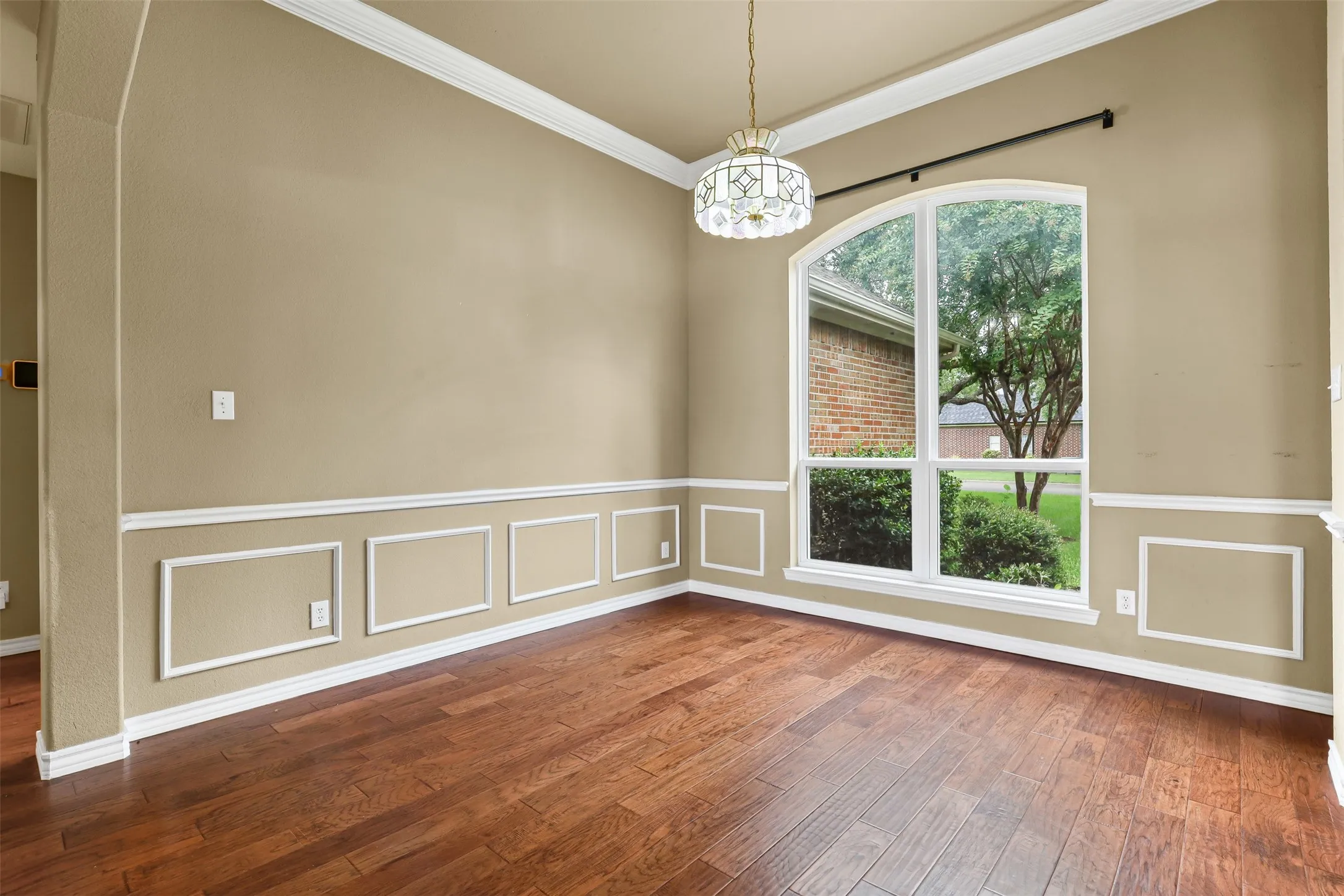 Single Family Residence For Rent in Johnson County , 1612 Twin Oaks Drive, Cleburne, Texas 76033, 3 Bedroom, 2 Bathroom, 3 Garage spaces, 1,962 Sqft, built in 1999, mls#21362787, Real Estate Agent in Cleburne, Homes For Rent in Johnson county, Homes For Rent in Cleburne, Realtor in Cleburne Texas, Real Estate Brokerage Independent Realty Texas, Luminita Cordes Realtor