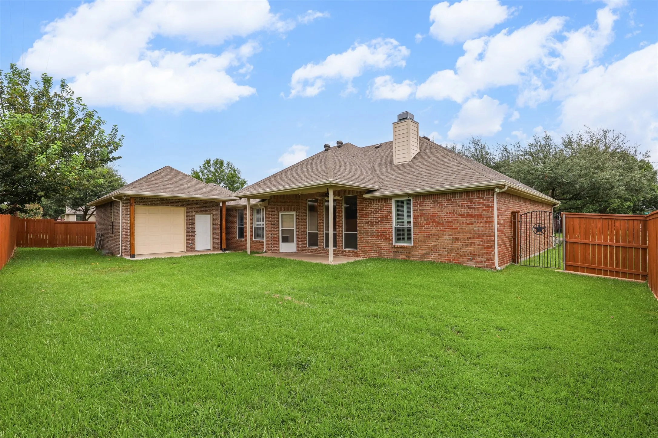 Single Family Residence For Rent in Johnson County , 1612 Twin Oaks Drive, Cleburne, Texas 76033, 3 Bedroom, 2 Bathroom, 3 Garage spaces, 1,962 Sqft, built in 1999, mls#21362787, Real Estate Agent in Cleburne, Homes For Rent in Johnson county, Homes For Rent in Cleburne, Realtor in Cleburne Texas, Real Estate Brokerage Independent Realty Texas, Luminita Cordes Realtor