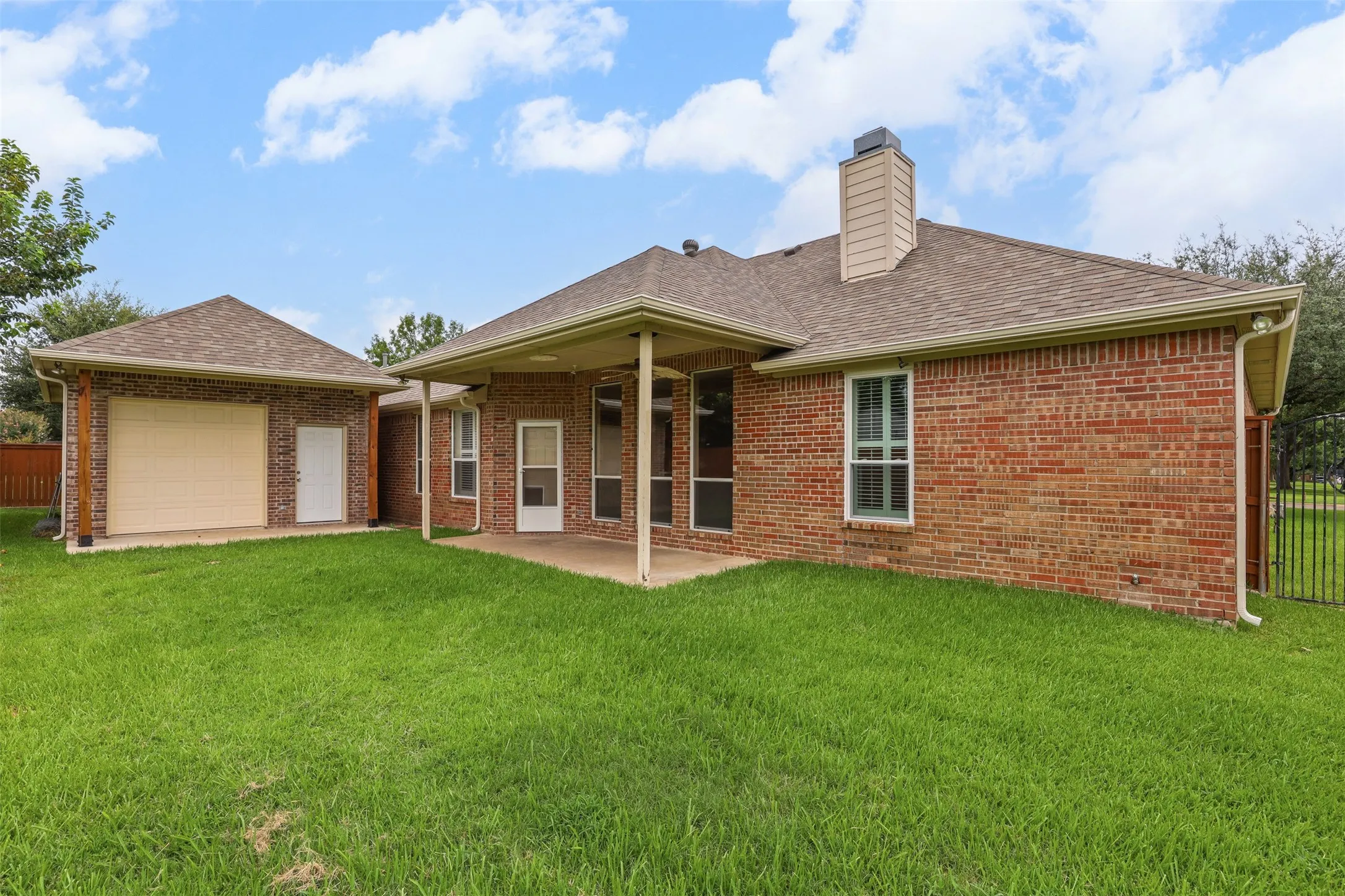 Single Family Residence For Rent in Johnson County , 1612 Twin Oaks Drive, Cleburne, Texas 76033, 3 Bedroom, 2 Bathroom, 3 Garage spaces, 1,962 Sqft, built in 1999, mls#21362787, Real Estate Agent in Cleburne, Homes For Rent in Johnson county, Homes For Rent in Cleburne, Realtor in Cleburne Texas, Real Estate Brokerage Independent Realty Texas, Luminita Cordes Realtor