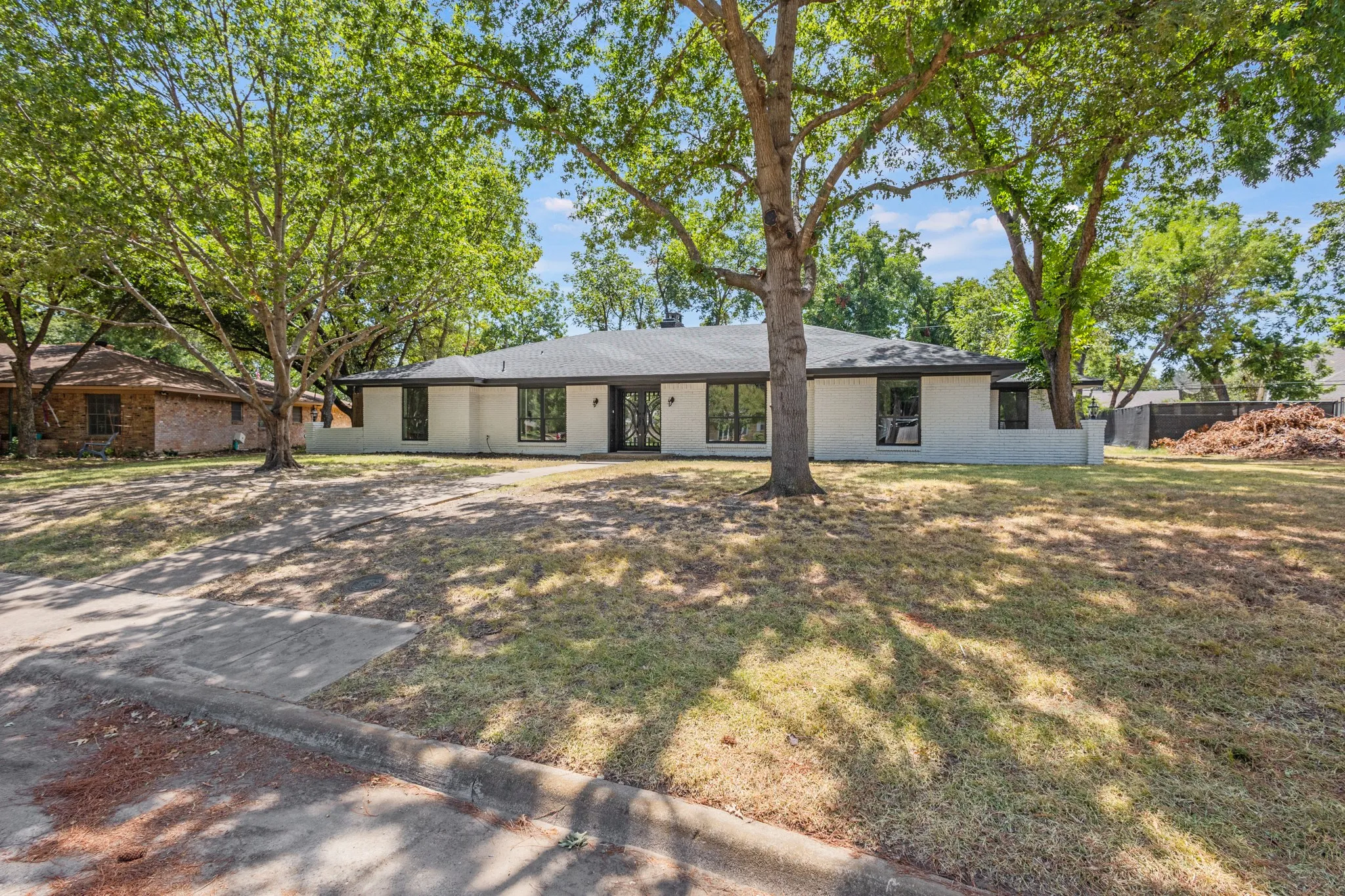 Single Family Residence For Sale in Dallas County , 729 Surrey Circle, Grand Prairie, Texas 75050, 4 Bedroom, 3 Bathroom, 2 Garage spaces, 2,385 Sqft, built in 1967, mls#21362841, Real Estate Agent in Grand Prairie, Homes For Sale in Dallas county, Homes For Sale in Grand Prairie, Realtor in Grand Prairie Texas, Real Estate Brokerage Independent Realty Texas, Luminita Cordes Realtor