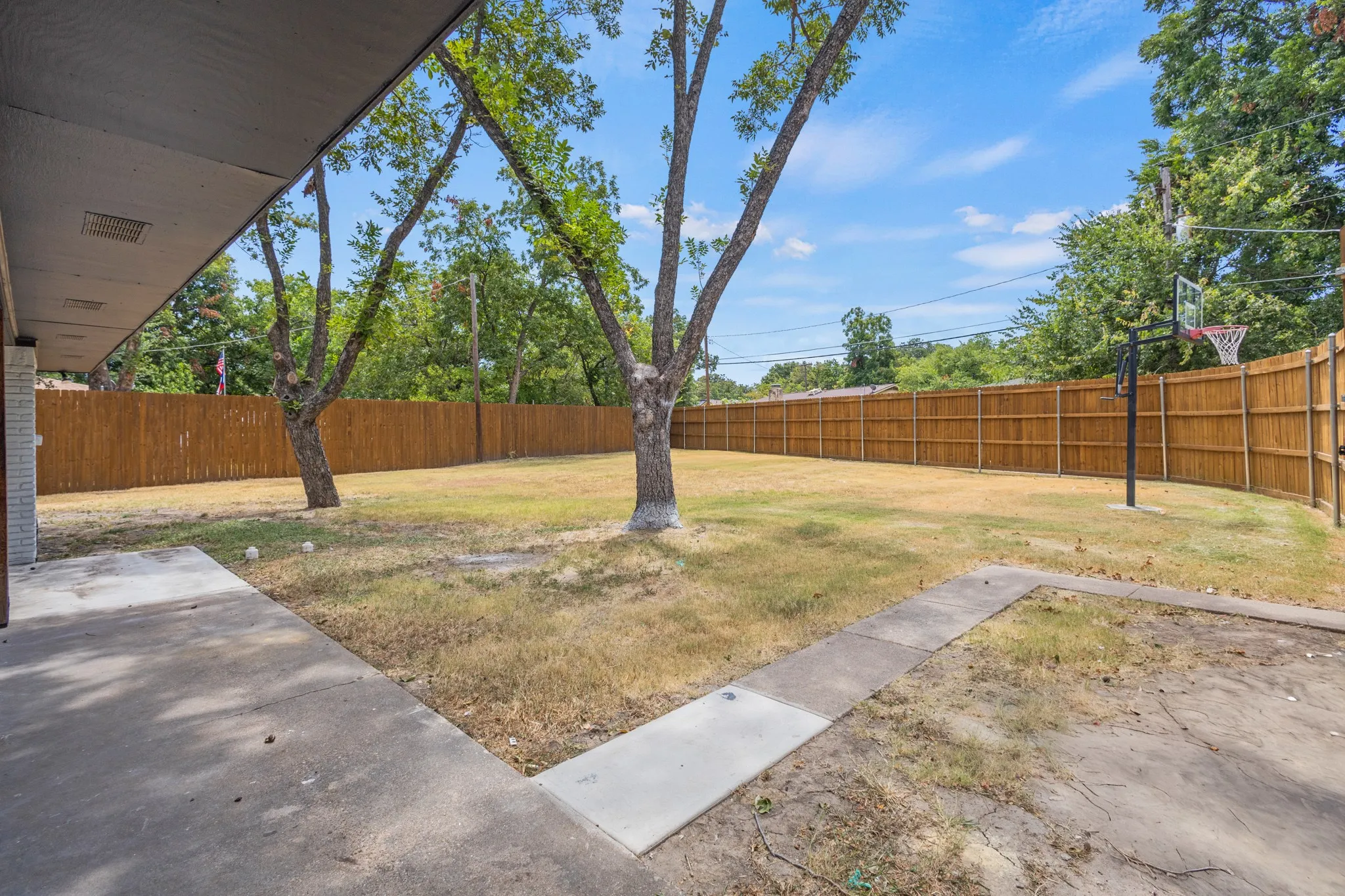 Single Family Residence For Sale in Dallas County , 729 Surrey Circle, Grand Prairie, Texas 75050, 4 Bedroom, 3 Bathroom, 2 Garage spaces, 2,385 Sqft, built in 1967, mls#21362841, Real Estate Agent in Grand Prairie, Homes For Sale in Dallas county, Homes For Sale in Grand Prairie, Realtor in Grand Prairie Texas, Real Estate Brokerage Independent Realty Texas, Luminita Cordes Realtor
