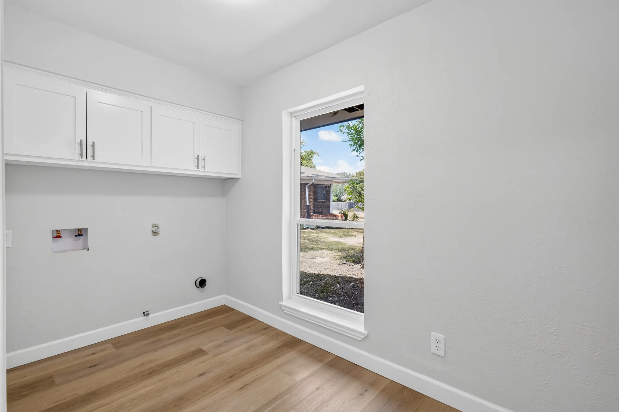 Single Family Residence For Sale in Dallas County , 729 Surrey Circle, Grand Prairie, Texas 75050, 4 Bedroom, 3 Bathroom, 2 Garage spaces, 2,385 Sqft, built in 1967, mls#21362841, Real Estate Agent in Grand Prairie, Homes For Sale in Dallas county, Homes For Sale in Grand Prairie, Realtor in Grand Prairie Texas, Real Estate Brokerage Independent Realty Texas, Luminita Cordes Realtor