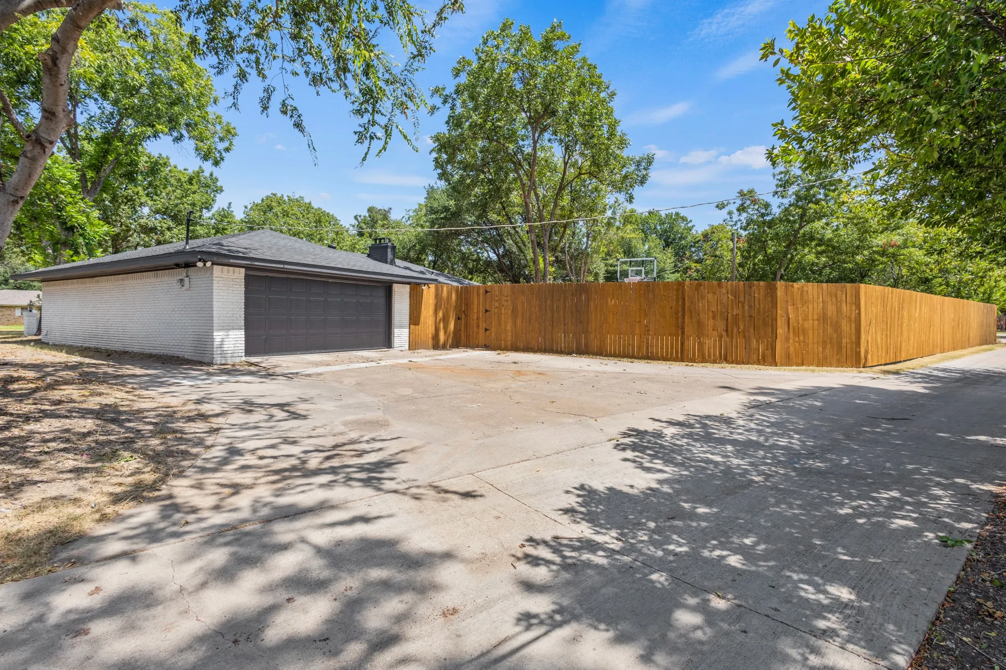Single Family Residence For Sale in Dallas County , 729 Surrey Circle, Grand Prairie, Texas 75050, 4 Bedroom, 3 Bathroom, 2 Garage spaces, 2,385 Sqft, built in 1967, mls#21362841, Real Estate Agent in Grand Prairie, Homes For Sale in Dallas county, Homes For Sale in Grand Prairie, Realtor in Grand Prairie Texas, Real Estate Brokerage Independent Realty Texas, Luminita Cordes Realtor