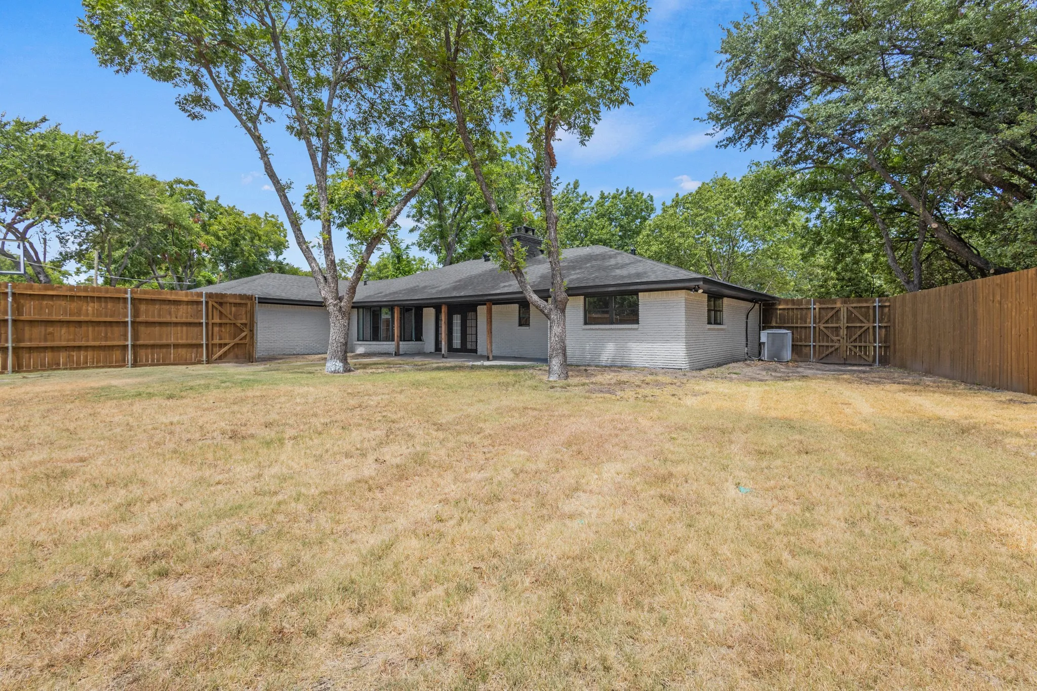 Single Family Residence For Sale in Dallas County , 729 Surrey Circle, Grand Prairie, Texas 75050, 4 Bedroom, 3 Bathroom, 2 Garage spaces, 2,385 Sqft, built in 1967, mls#21362841, Real Estate Agent in Grand Prairie, Homes For Sale in Dallas county, Homes For Sale in Grand Prairie, Realtor in Grand Prairie Texas, Real Estate Brokerage Independent Realty Texas, Luminita Cordes Realtor