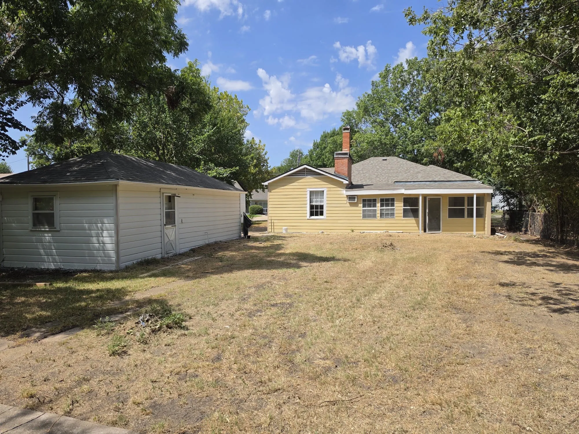 Single Family Residence For Sale in Grayson County , 1033 Lockhart, Sherman, Texas 75092, 3 Bedroom, 2 Bathroom, 1 Garage spaces, 1,273 Sqft, built in 1940, mls#21362623, Real Estate Agent in Sherman, Homes For Sale in Grayson county, Homes For Sale in Sherman, Realtor in Sherman Texas, Real Estate Brokerage Independent Realty Texas, Luminita Cordes Realtor