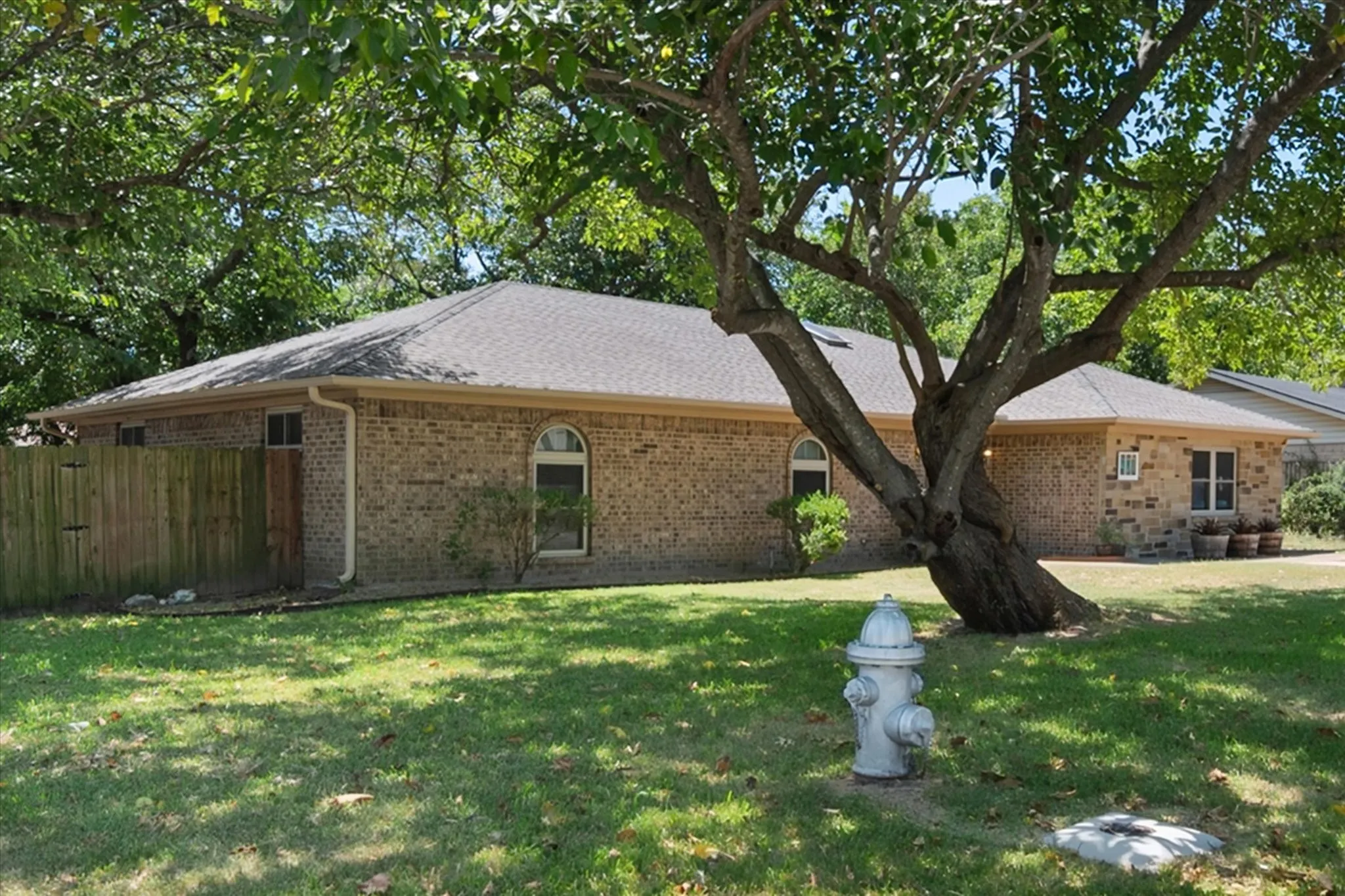Single Family Residence For Sale in Navarro County , 401 Hutson Drive, Corsicana, Texas 75110, 3 Bedroom, 2 Bathroom, Garage spaces, 1,984 Sqft, built in 1974, mls#21360581, Real Estate Agent in Corsicana, Homes For Sale in Navarro county, Homes For Sale in Corsicana, Realtor in Corsicana Texas, Real Estate Brokerage Independent Realty Texas, Luminita Cordes Realtor