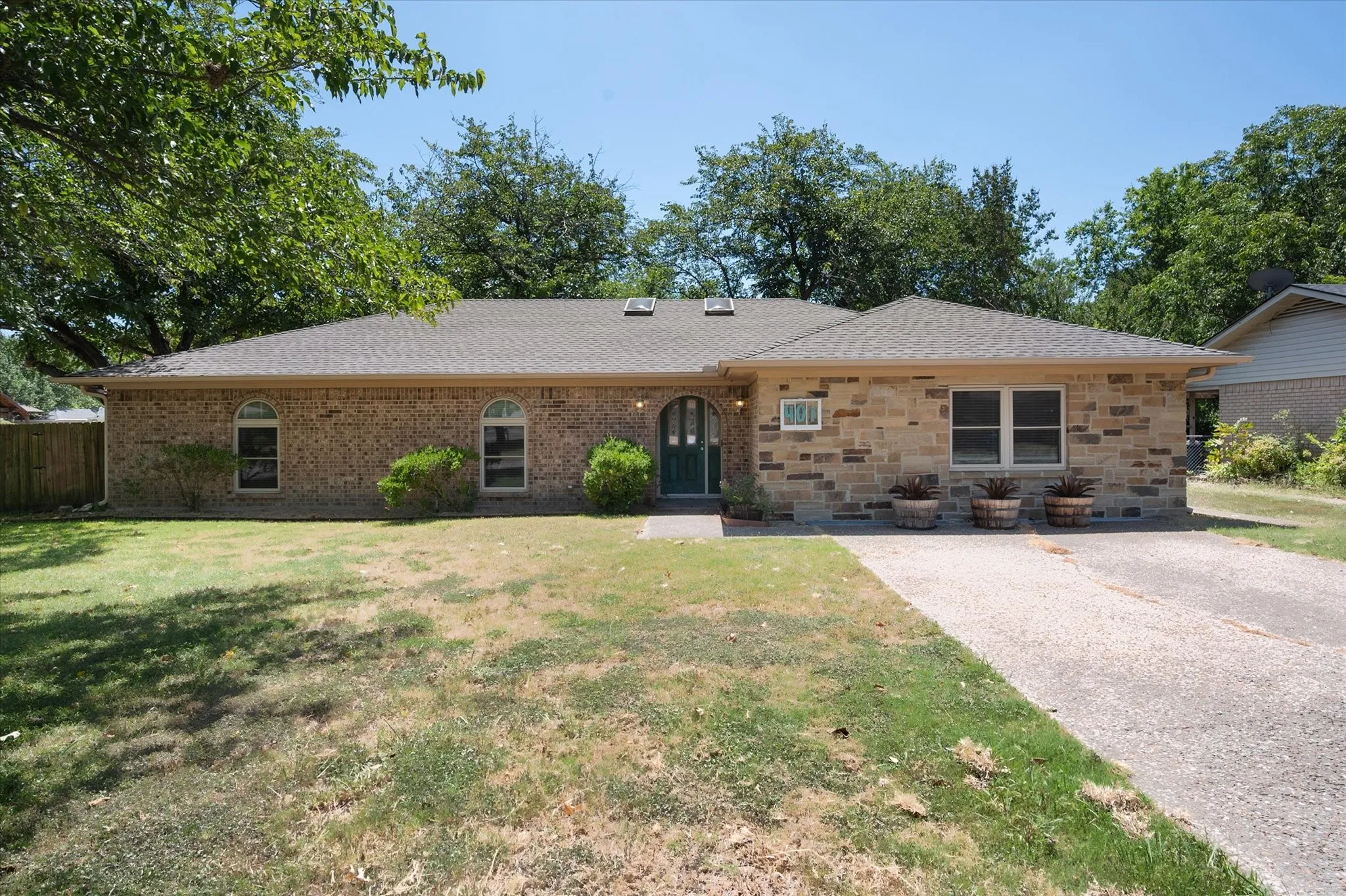 Single Family Residence For Sale in Navarro County , 401 Hutson Drive, Corsicana, Texas 75110, 3 Bedroom, 2 Bathroom, Garage spaces, 1,984 Sqft, built in 1974, mls#21360581, Real Estate Agent in Corsicana, Homes For Sale in Navarro county, Homes For Sale in Corsicana, Realtor in Corsicana Texas, Real Estate Brokerage Independent Realty Texas, Luminita Cordes Realtor