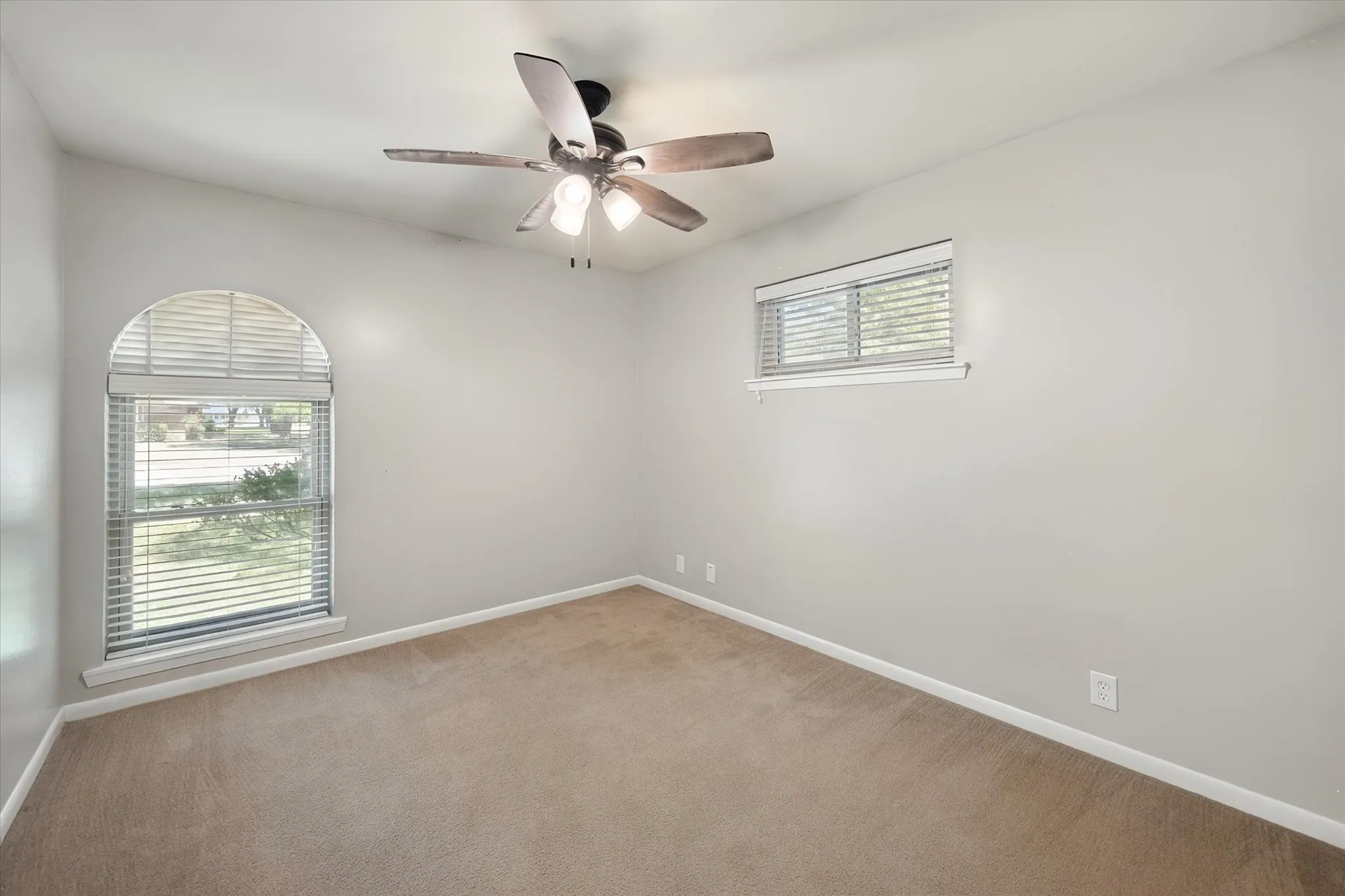 Single Family Residence For Sale in Navarro County , 401 Hutson Drive, Corsicana, Texas 75110, 3 Bedroom, 2 Bathroom, Garage spaces, 1,984 Sqft, built in 1974, mls#21360581, Real Estate Agent in Corsicana, Homes For Sale in Navarro county, Homes For Sale in Corsicana, Realtor in Corsicana Texas, Real Estate Brokerage Independent Realty Texas, Luminita Cordes Realtor