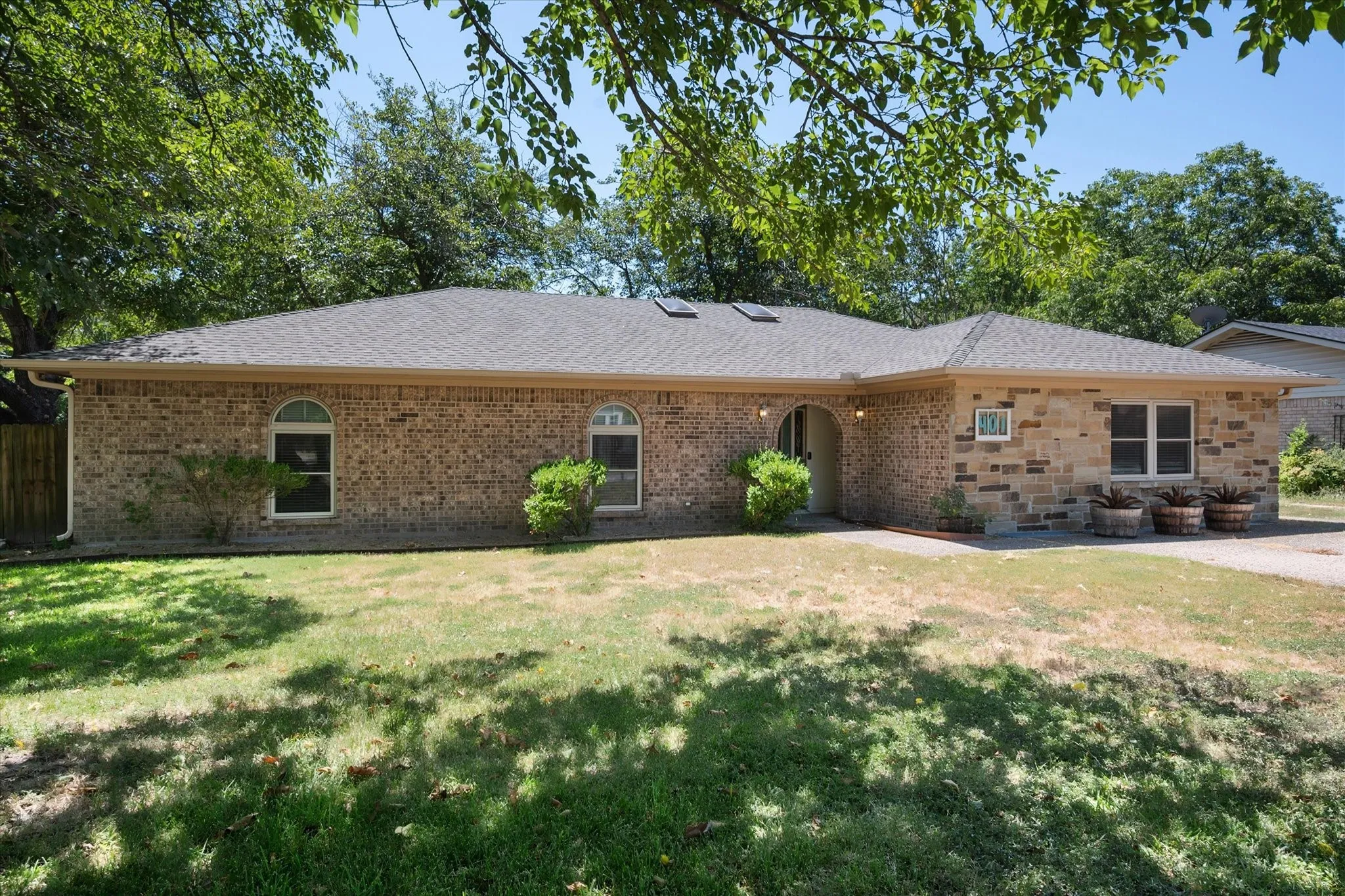 Single Family Residence For Sale in Navarro County , 401 Hutson Drive, Corsicana, Texas 75110, 3 Bedroom, 2 Bathroom, Garage spaces, 1,984 Sqft, built in 1974, mls#21360581, Real Estate Agent in Corsicana, Homes For Sale in Navarro county, Homes For Sale in Corsicana, Realtor in Corsicana Texas, Real Estate Brokerage Independent Realty Texas, Luminita Cordes Realtor
