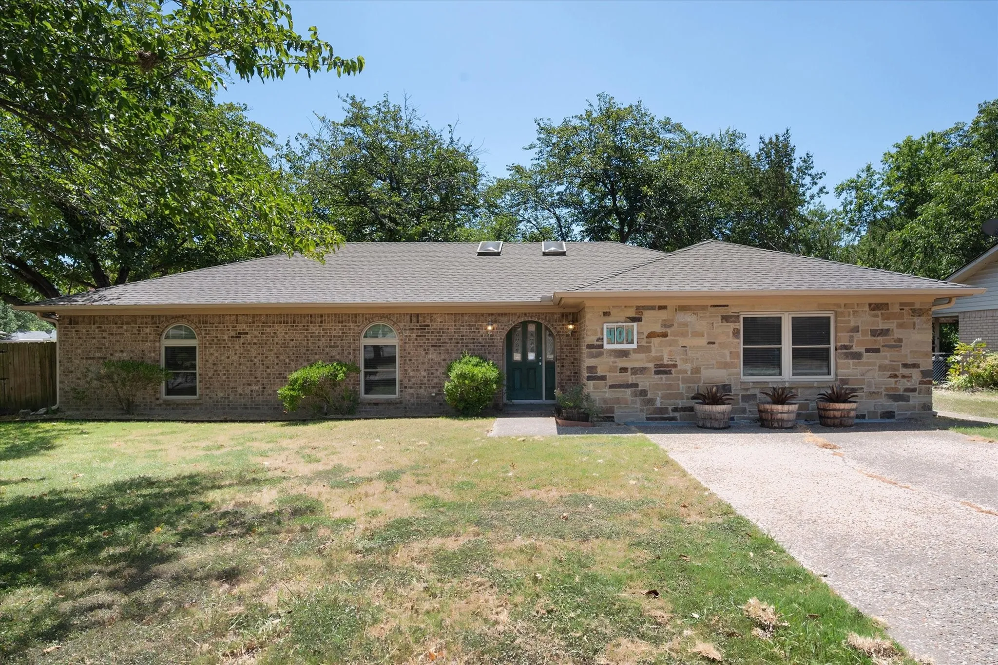 Single Family Residence For Sale in Navarro County , 401 Hutson Drive, Corsicana, Texas 75110, 3 Bedroom, 2 Bathroom, Garage spaces, 1,984 Sqft, built in 1974, mls#21360581, Real Estate Agent in Corsicana, Homes For Sale in Navarro county, Homes For Sale in Corsicana, Realtor in Corsicana Texas, Real Estate Brokerage Independent Realty Texas, Luminita Cordes Realtor