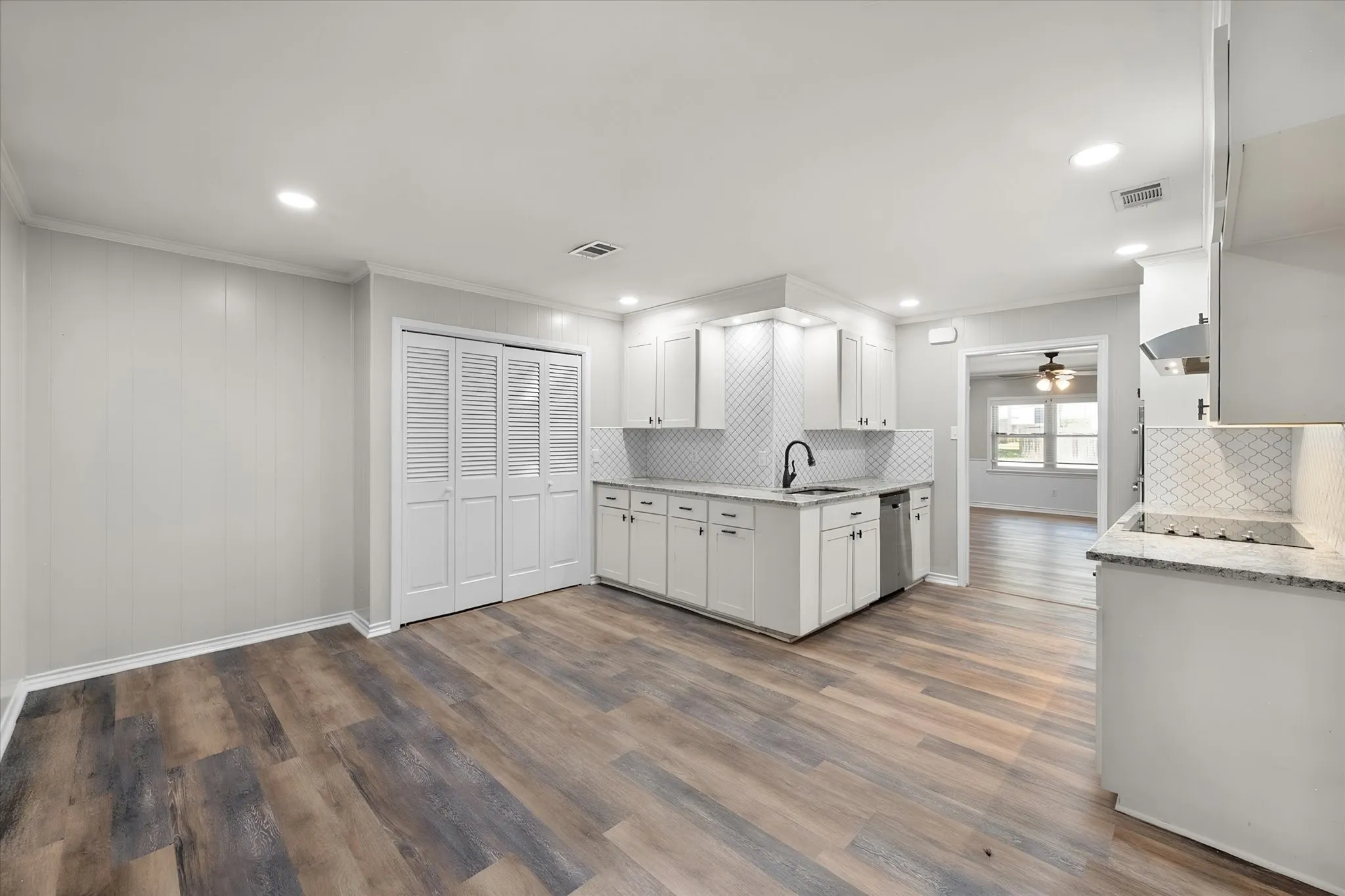 Single Family Residence For Sale in Navarro County , 401 Hutson Drive, Corsicana, Texas 75110, 3 Bedroom, 2 Bathroom, Garage spaces, 1,984 Sqft, built in 1974, mls#21360581, Real Estate Agent in Corsicana, Homes For Sale in Navarro county, Homes For Sale in Corsicana, Realtor in Corsicana Texas, Real Estate Brokerage Independent Realty Texas, Luminita Cordes Realtor