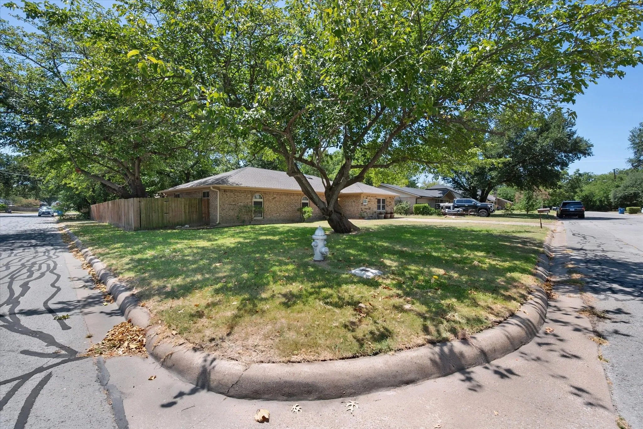Single Family Residence For Sale in Navarro County , 401 Hutson Drive, Corsicana, Texas 75110, 3 Bedroom, 2 Bathroom, Garage spaces, 1,984 Sqft, built in 1974, mls#21360581, Real Estate Agent in Corsicana, Homes For Sale in Navarro county, Homes For Sale in Corsicana, Realtor in Corsicana Texas, Real Estate Brokerage Independent Realty Texas, Luminita Cordes Realtor
