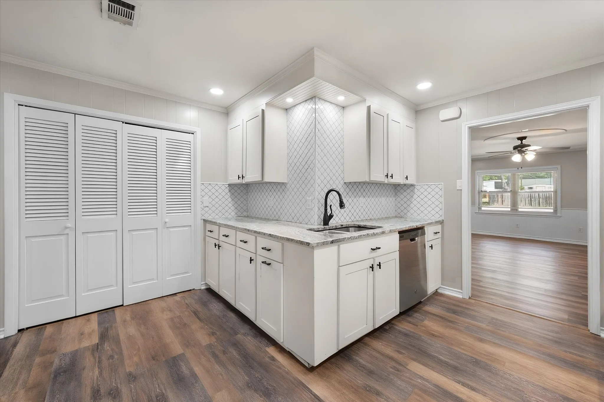 Single Family Residence For Sale in Navarro County , 401 Hutson Drive, Corsicana, Texas 75110, 3 Bedroom, 2 Bathroom, Garage spaces, 1,984 Sqft, built in 1974, mls#21360581, Real Estate Agent in Corsicana, Homes For Sale in Navarro county, Homes For Sale in Corsicana, Realtor in Corsicana Texas, Real Estate Brokerage Independent Realty Texas, Luminita Cordes Realtor