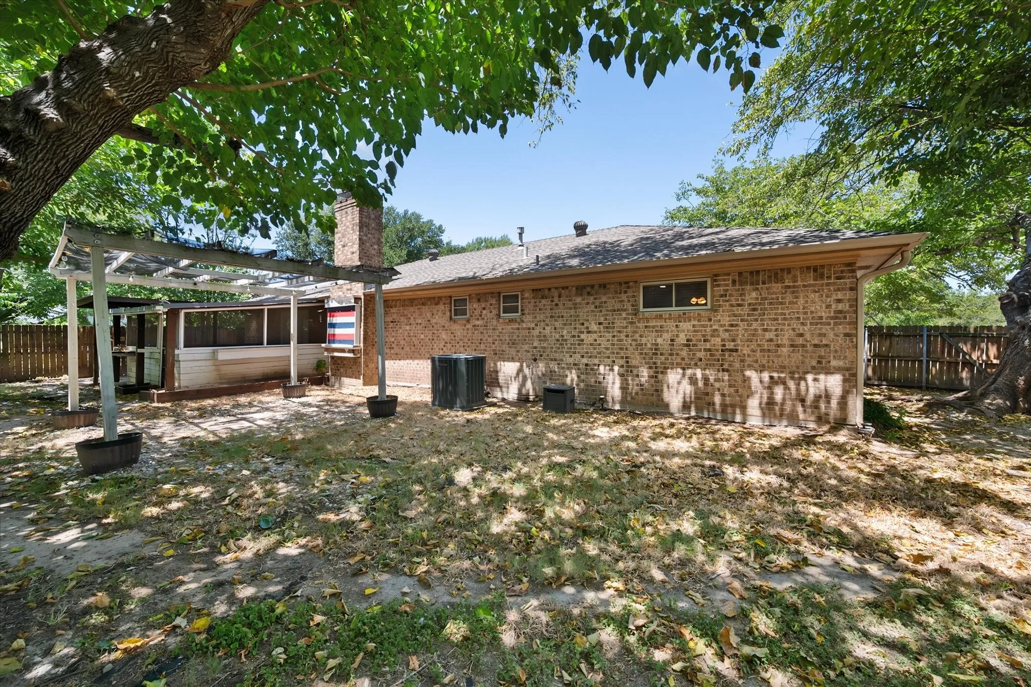 Single Family Residence For Sale in Navarro County , 401 Hutson Drive, Corsicana, Texas 75110, 3 Bedroom, 2 Bathroom, Garage spaces, 1,984 Sqft, built in 1974, mls#21360581, Real Estate Agent in Corsicana, Homes For Sale in Navarro county, Homes For Sale in Corsicana, Realtor in Corsicana Texas, Real Estate Brokerage Independent Realty Texas, Luminita Cordes Realtor