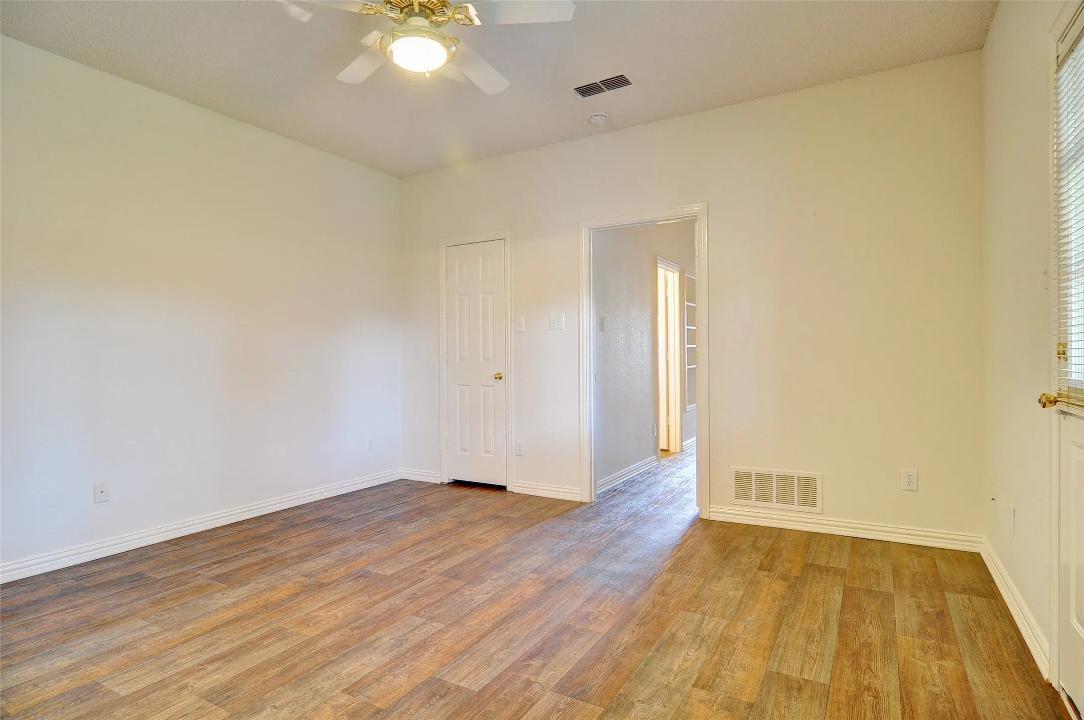 Duplex For Sale in Tarrant County , 6623 Waterwood Trail, Benbrook, Texas 76132, 4 Bedroom, 4 Bathroom, 2 Garage spaces, 0 Sqft, built in 1996, mls#21362854, Real Estate Agent in Benbrook, Homes For Sale in Tarrant county, Homes For Sale in Benbrook, Realtor in Benbrook Texas, Real Estate Brokerage Independent Realty Texas, Luminita Cordes Realtor