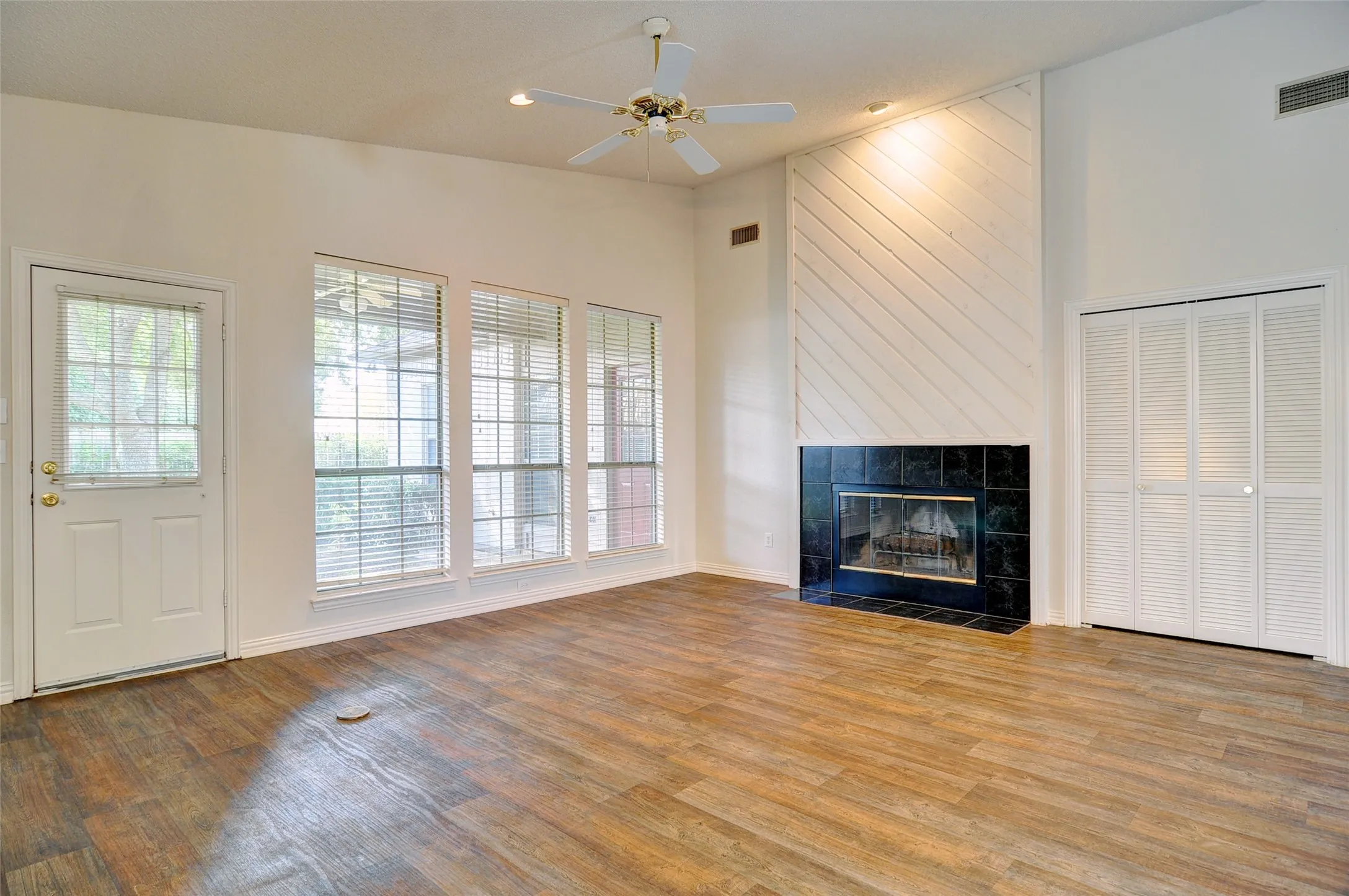 Duplex For Sale in Tarrant County , 6623 Waterwood Trail, Benbrook, Texas 76132, 4 Bedroom, 4 Bathroom, 2 Garage spaces, 0 Sqft, built in 1996, mls#21362854, Real Estate Agent in Benbrook, Homes For Sale in Tarrant county, Homes For Sale in Benbrook, Realtor in Benbrook Texas, Real Estate Brokerage Independent Realty Texas, Luminita Cordes Realtor