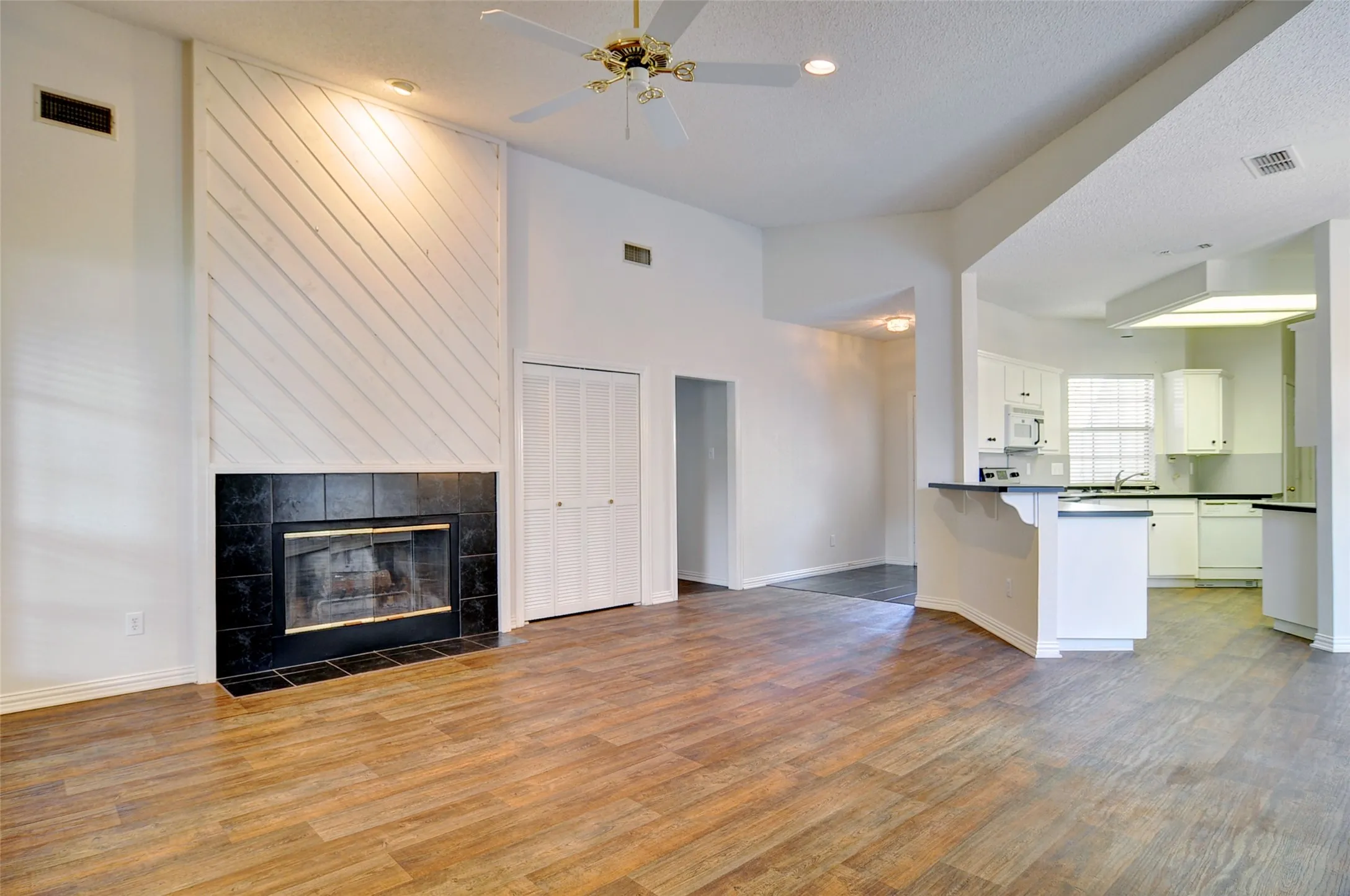 Duplex For Sale in Tarrant County , 6623 Waterwood Trail, Benbrook, Texas 76132, 4 Bedroom, 4 Bathroom, 2 Garage spaces, 0 Sqft, built in 1996, mls#21362854, Real Estate Agent in Benbrook, Homes For Sale in Tarrant county, Homes For Sale in Benbrook, Realtor in Benbrook Texas, Real Estate Brokerage Independent Realty Texas, Luminita Cordes Realtor