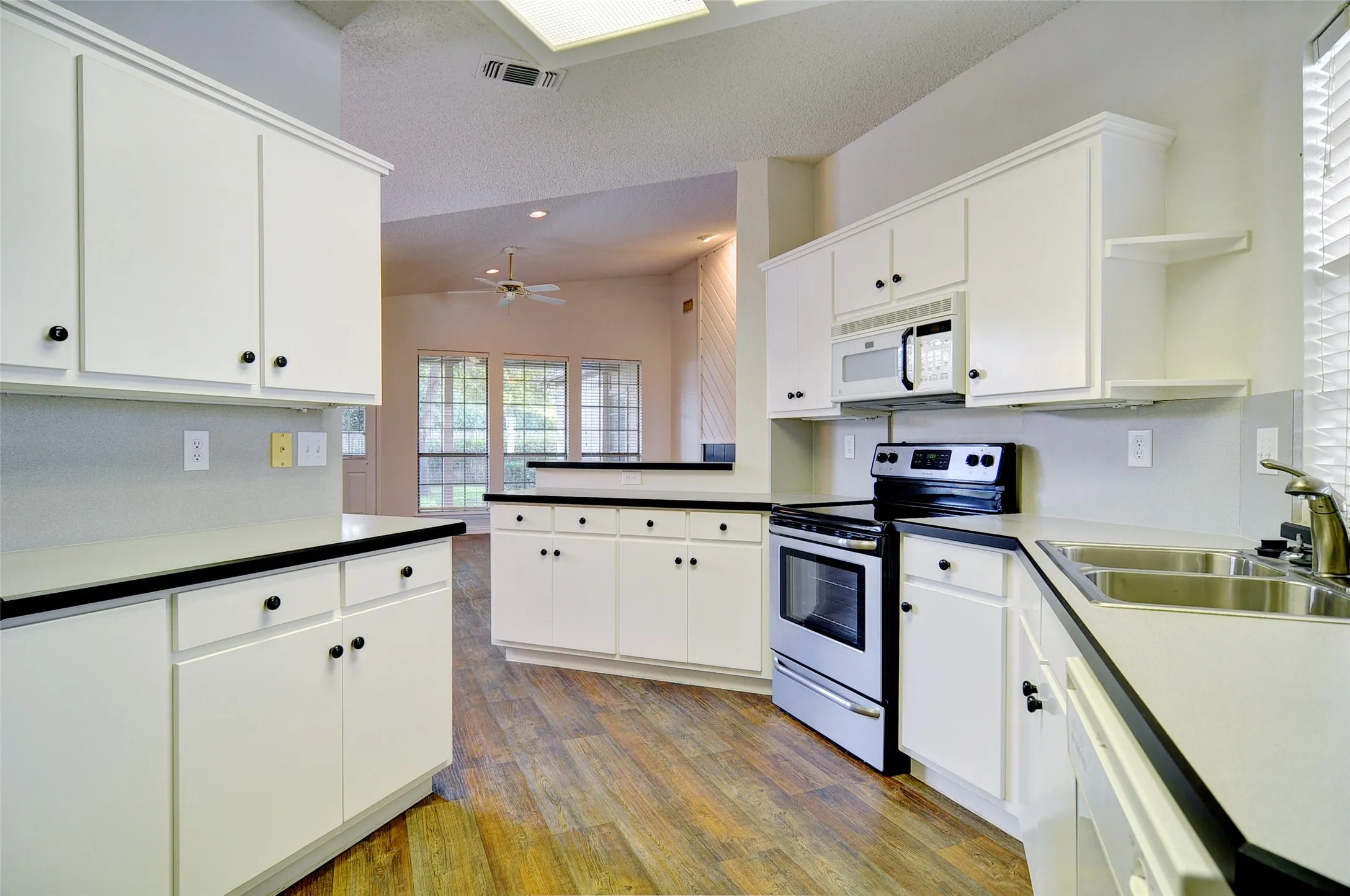 Duplex For Sale in Tarrant County , 6623 Waterwood Trail, Benbrook, Texas 76132, 4 Bedroom, 4 Bathroom, 2 Garage spaces, 0 Sqft, built in 1996, mls#21362854, Real Estate Agent in Benbrook, Homes For Sale in Tarrant county, Homes For Sale in Benbrook, Realtor in Benbrook Texas, Real Estate Brokerage Independent Realty Texas, Luminita Cordes Realtor