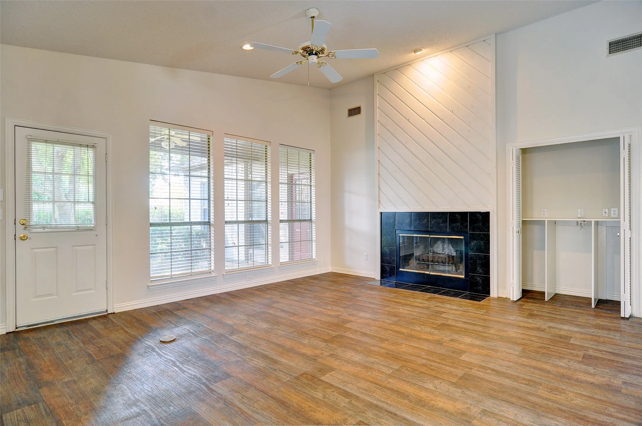 Duplex For Sale in Tarrant County , 6623 Waterwood Trail, Benbrook, Texas 76132, 4 Bedroom, 4 Bathroom, 2 Garage spaces, 0 Sqft, built in 1996, mls#21362854, Real Estate Agent in Benbrook, Homes For Sale in Tarrant county, Homes For Sale in Benbrook, Realtor in Benbrook Texas, Real Estate Brokerage Independent Realty Texas, Luminita Cordes Realtor
