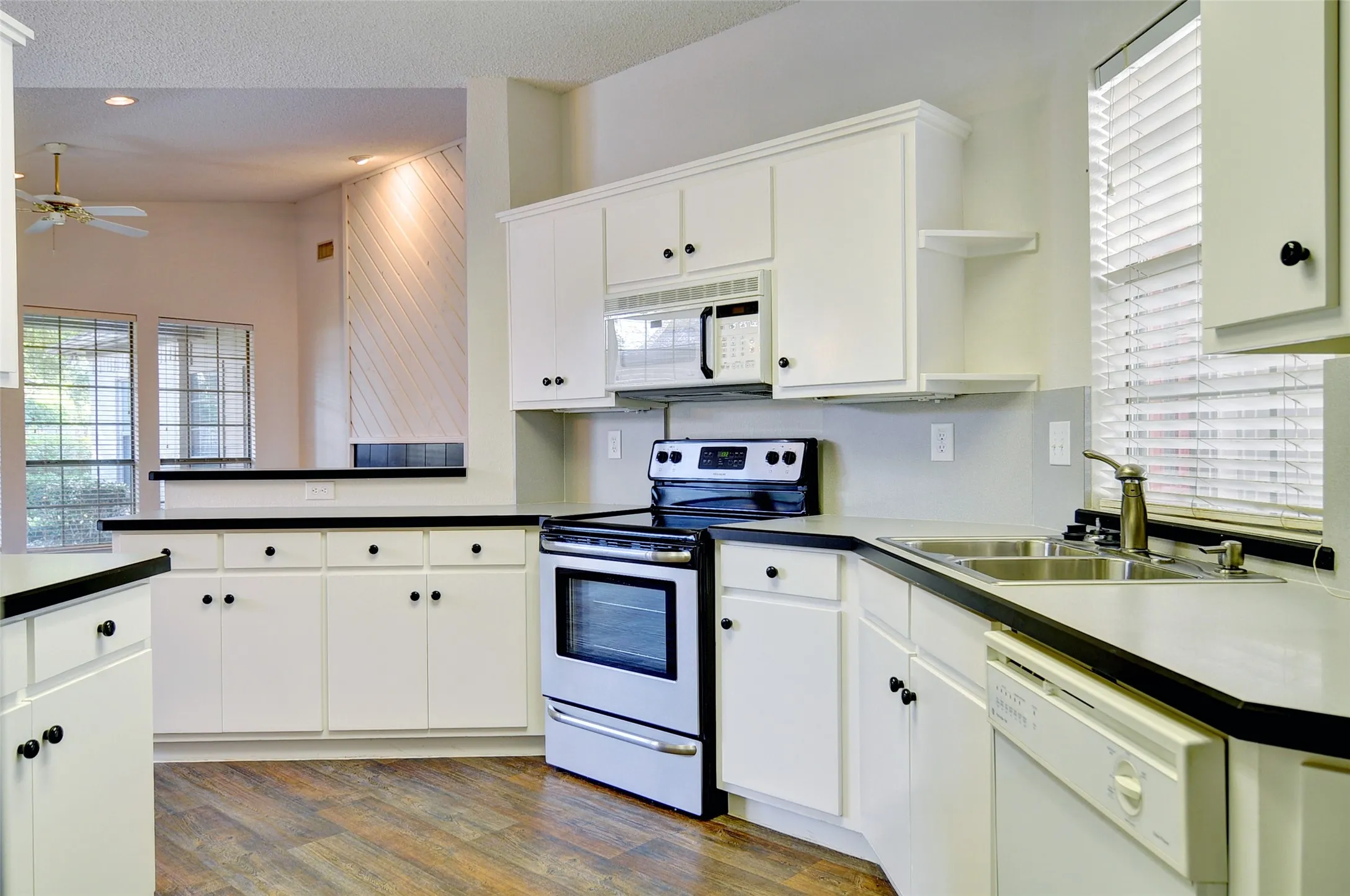 Duplex For Sale in Tarrant County , 6623 Waterwood Trail, Benbrook, Texas 76132, 4 Bedroom, 4 Bathroom, 2 Garage spaces, 0 Sqft, built in 1996, mls#21362854, Real Estate Agent in Benbrook, Homes For Sale in Tarrant county, Homes For Sale in Benbrook, Realtor in Benbrook Texas, Real Estate Brokerage Independent Realty Texas, Luminita Cordes Realtor