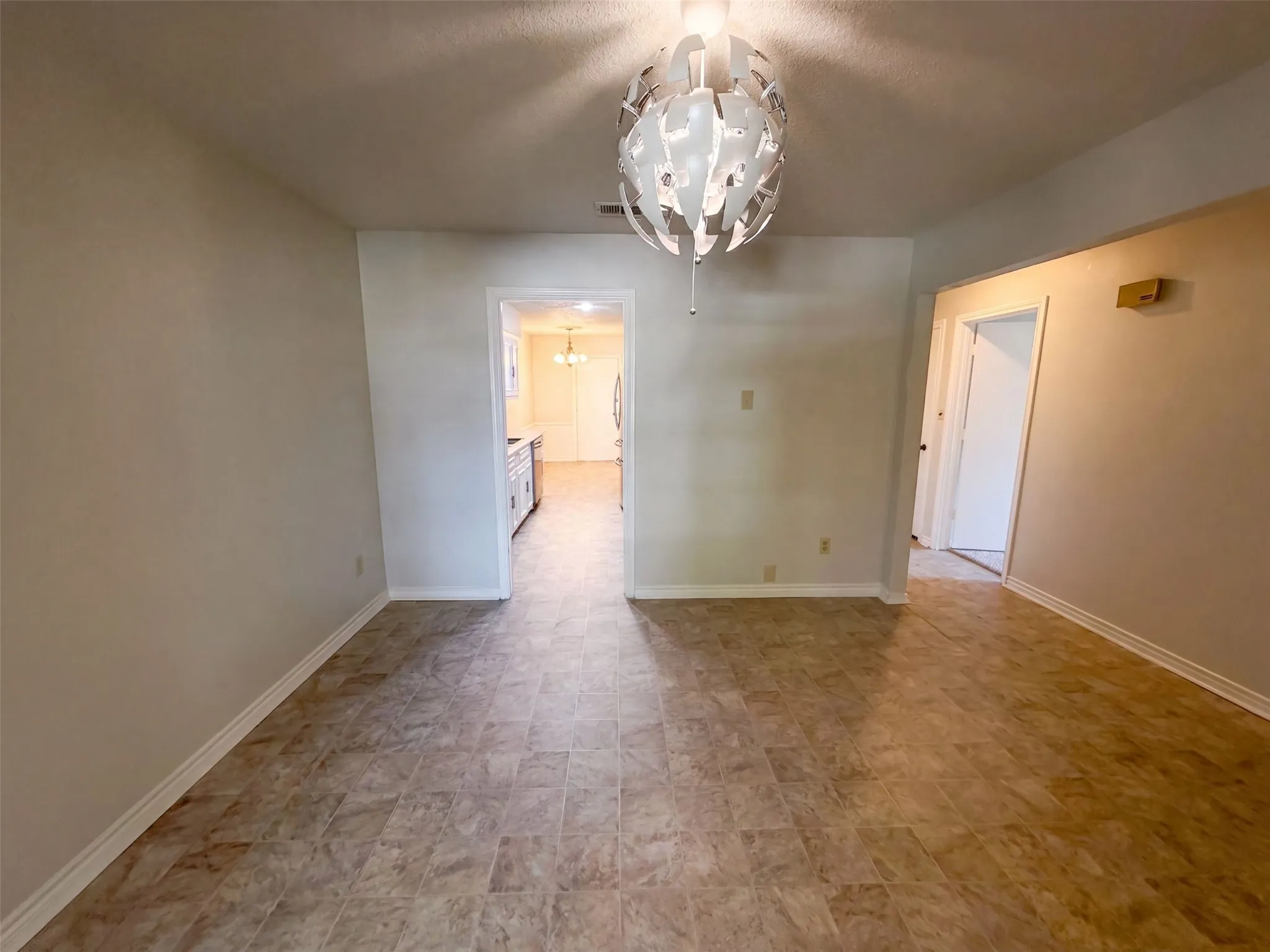 Single Family Residence For Sale in Dallas County , 4824 Berridge Lane, Dallas, Texas 75227, 2 Bedroom, 2 Bathroom, 2 Garage spaces, 1,530 Sqft, built in 1972, mls#21362853, Real Estate Agent in Dallas, Homes For Sale in Dallas county, Homes For Sale in Dallas, Realtor in Dallas Texas, Real Estate Brokerage Independent Realty Texas, Luminita Cordes Realtor