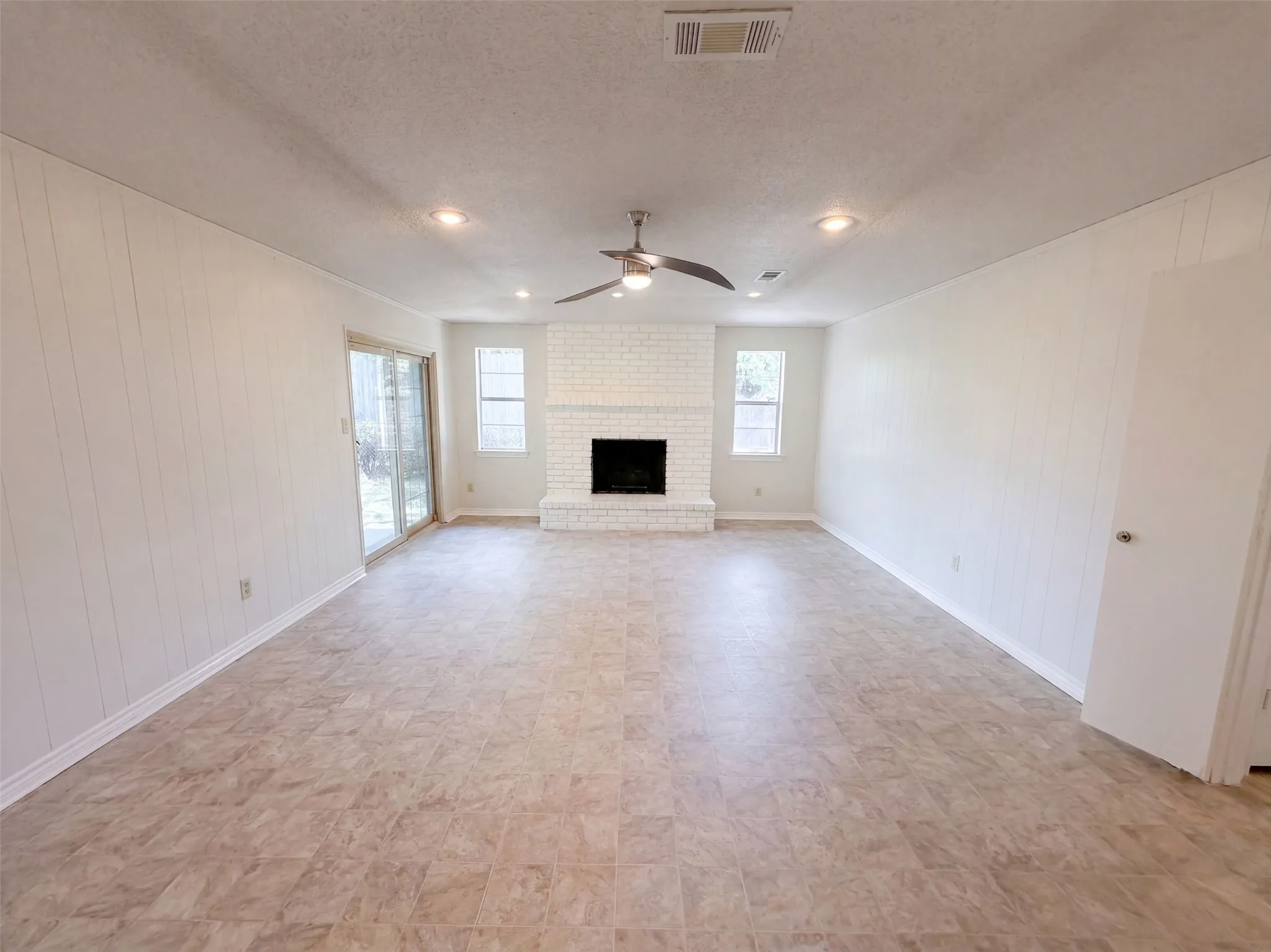 Single Family Residence For Sale in Dallas County , 4824 Berridge Lane, Dallas, Texas 75227, 2 Bedroom, 2 Bathroom, 2 Garage spaces, 1,530 Sqft, built in 1972, mls#21362853, Real Estate Agent in Dallas, Homes For Sale in Dallas county, Homes For Sale in Dallas, Realtor in Dallas Texas, Real Estate Brokerage Independent Realty Texas, Luminita Cordes Realtor