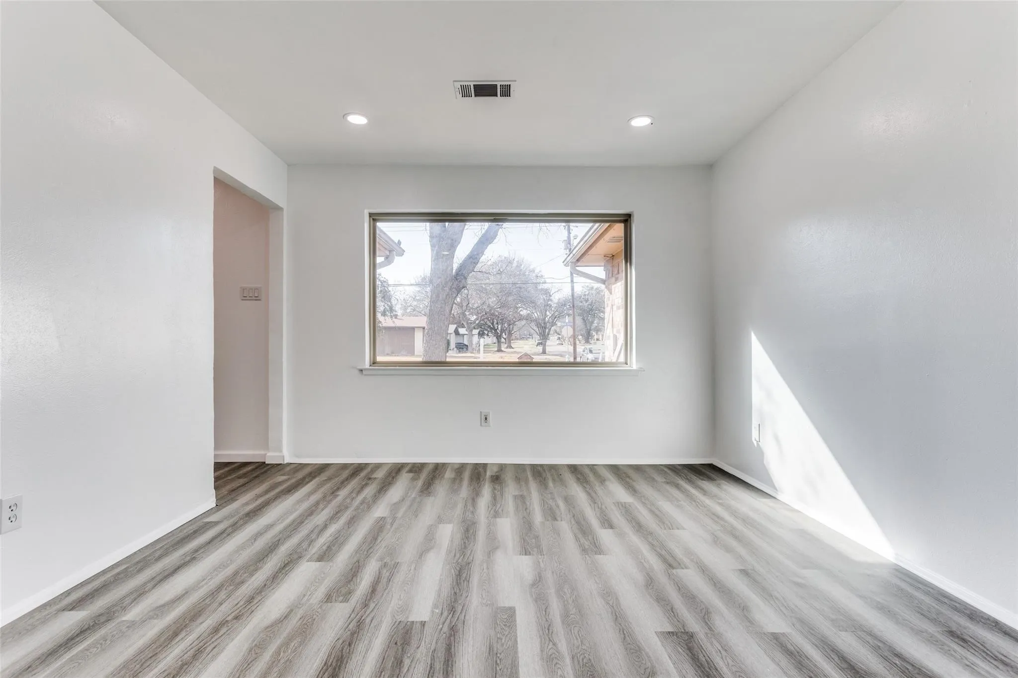 Single Family Residence For Rent in Dallas County , 1606 W Shore Drive, Richardson, Texas 75080, 4 Bedroom, 3 Bathroom, Garage spaces, 1,460 Sqft, built in 1963, mls#21362503, Real Estate Agent in Richardson, Homes For Rent in Dallas county, Homes For Rent in Richardson, Realtor in Richardson Texas, Real Estate Brokerage Independent Realty Texas, Luminita Cordes Realtor