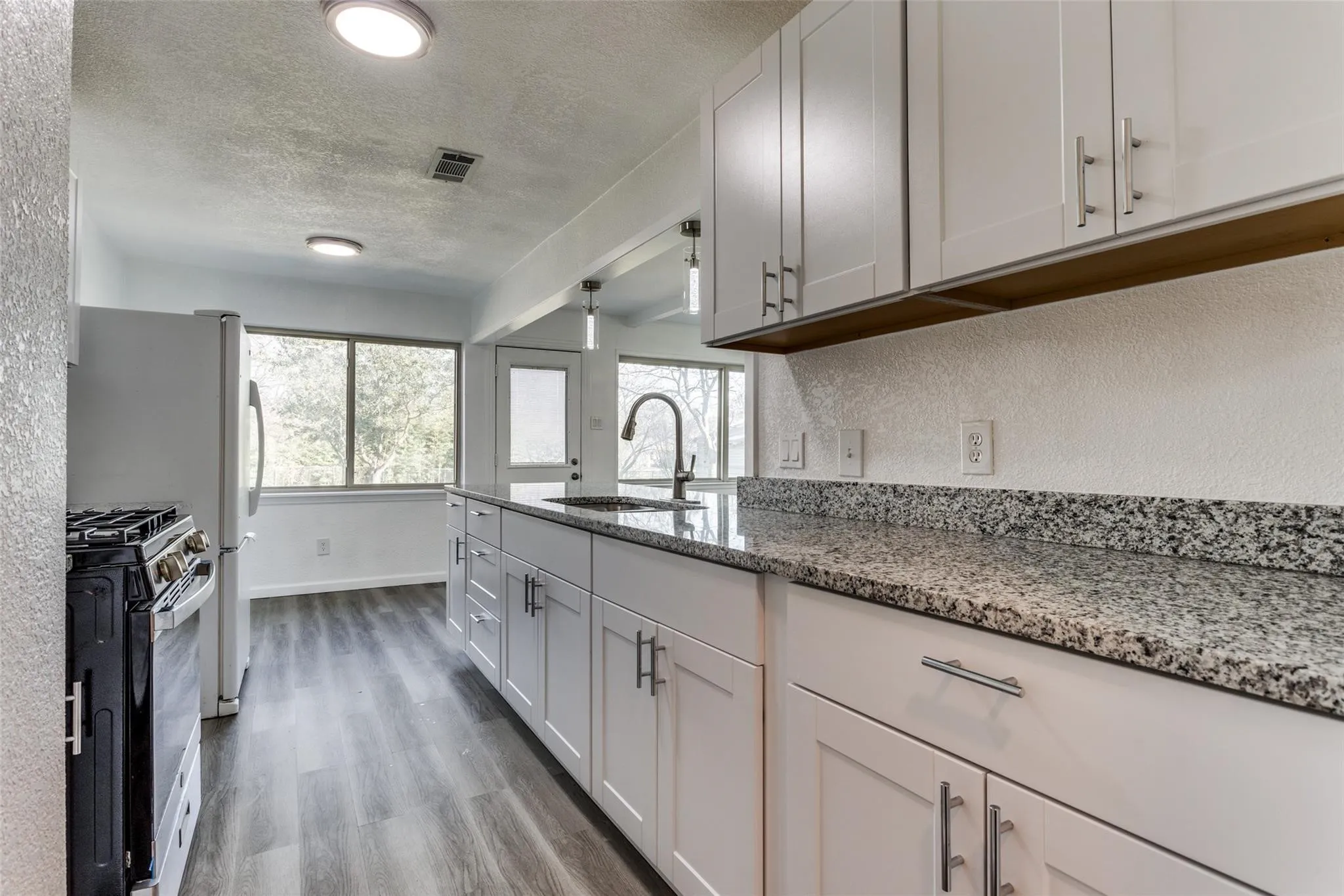 Single Family Residence For Rent in Dallas County , 1606 W Shore Drive, Richardson, Texas 75080, 4 Bedroom, 3 Bathroom, Garage spaces, 1,460 Sqft, built in 1963, mls#21362503, Real Estate Agent in Richardson, Homes For Rent in Dallas county, Homes For Rent in Richardson, Realtor in Richardson Texas, Real Estate Brokerage Independent Realty Texas, Luminita Cordes Realtor