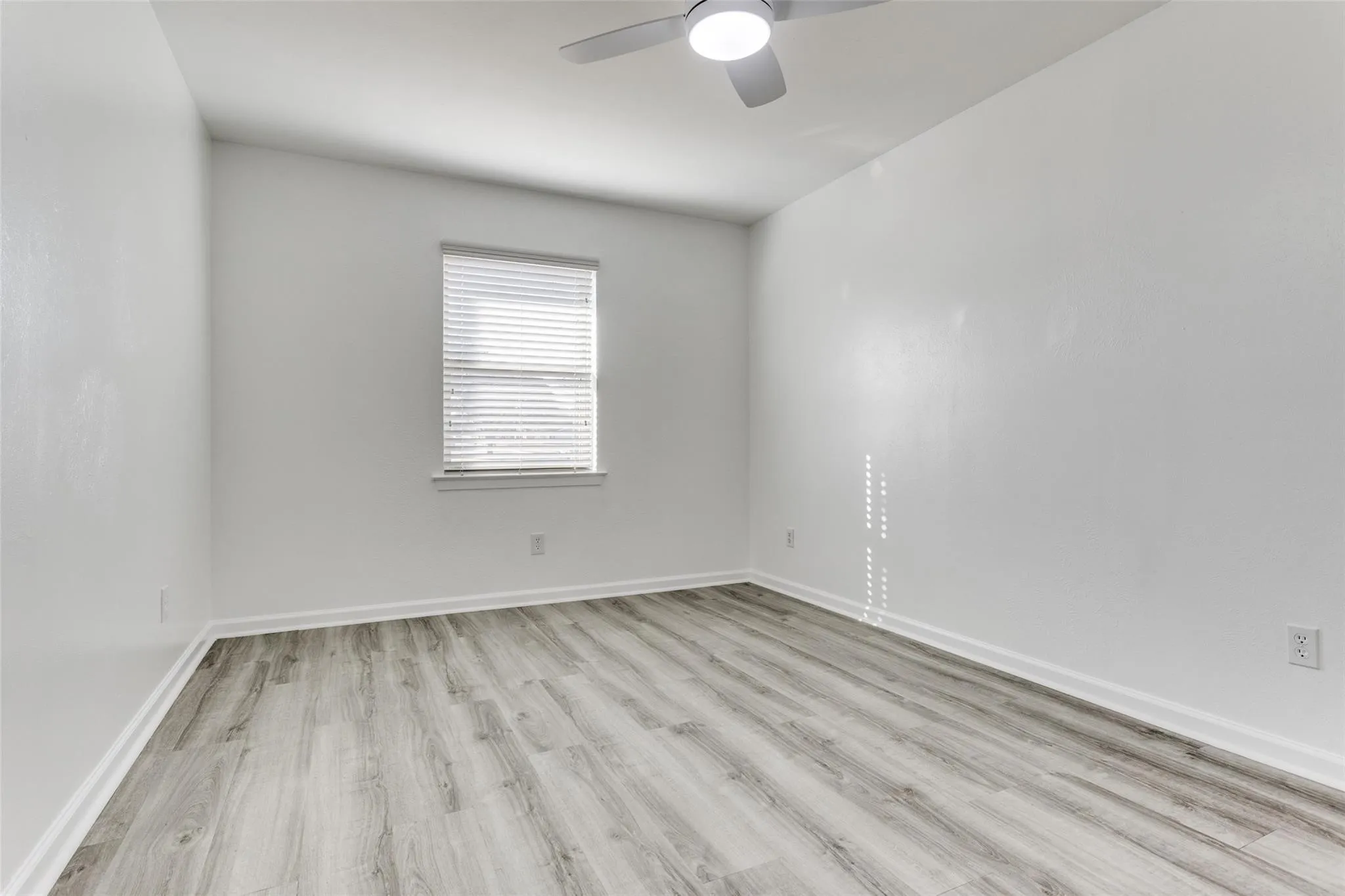 Single Family Residence For Rent in Dallas County , 1606 W Shore Drive, Richardson, Texas 75080, 4 Bedroom, 3 Bathroom, Garage spaces, 1,460 Sqft, built in 1963, mls#21362503, Real Estate Agent in Richardson, Homes For Rent in Dallas county, Homes For Rent in Richardson, Realtor in Richardson Texas, Real Estate Brokerage Independent Realty Texas, Luminita Cordes Realtor