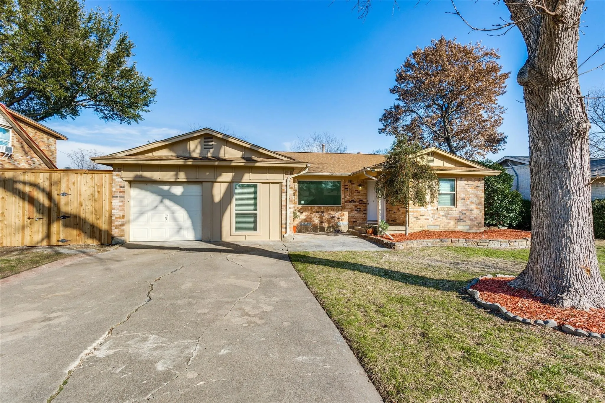 Single Family Residence For Rent in Dallas County , 1606 W Shore Drive, Richardson, Texas 75080, 4 Bedroom, 3 Bathroom, Garage spaces, 1,460 Sqft, built in 1963, mls#21362503, Real Estate Agent in Richardson, Homes For Rent in Dallas county, Homes For Rent in Richardson, Realtor in Richardson Texas, Real Estate Brokerage Independent Realty Texas, Luminita Cordes Realtor