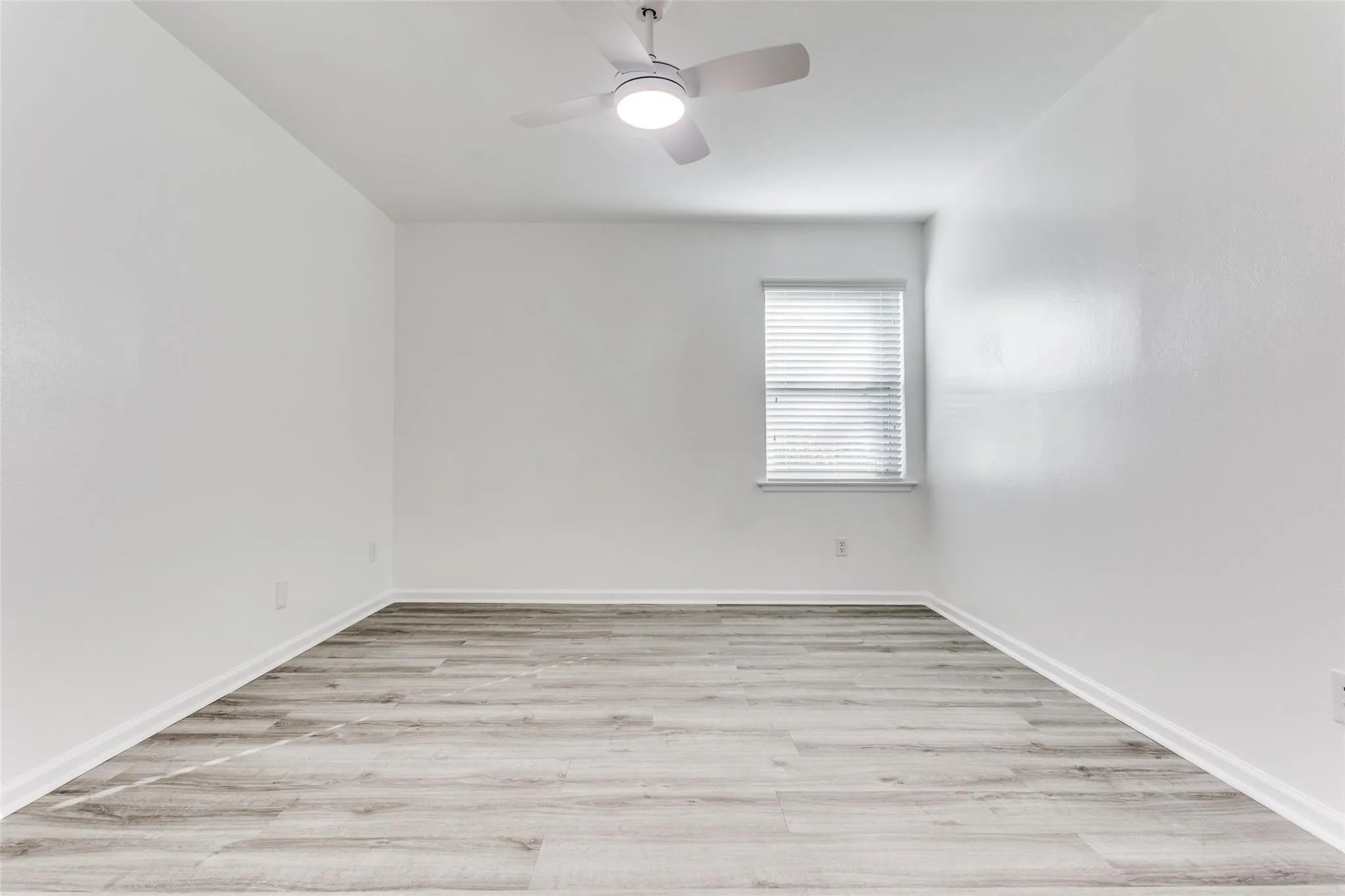 Single Family Residence For Rent in Dallas County , 1606 W Shore Drive, Richardson, Texas 75080, 4 Bedroom, 3 Bathroom, Garage spaces, 1,460 Sqft, built in 1963, mls#21362503, Real Estate Agent in Richardson, Homes For Rent in Dallas county, Homes For Rent in Richardson, Realtor in Richardson Texas, Real Estate Brokerage Independent Realty Texas, Luminita Cordes Realtor