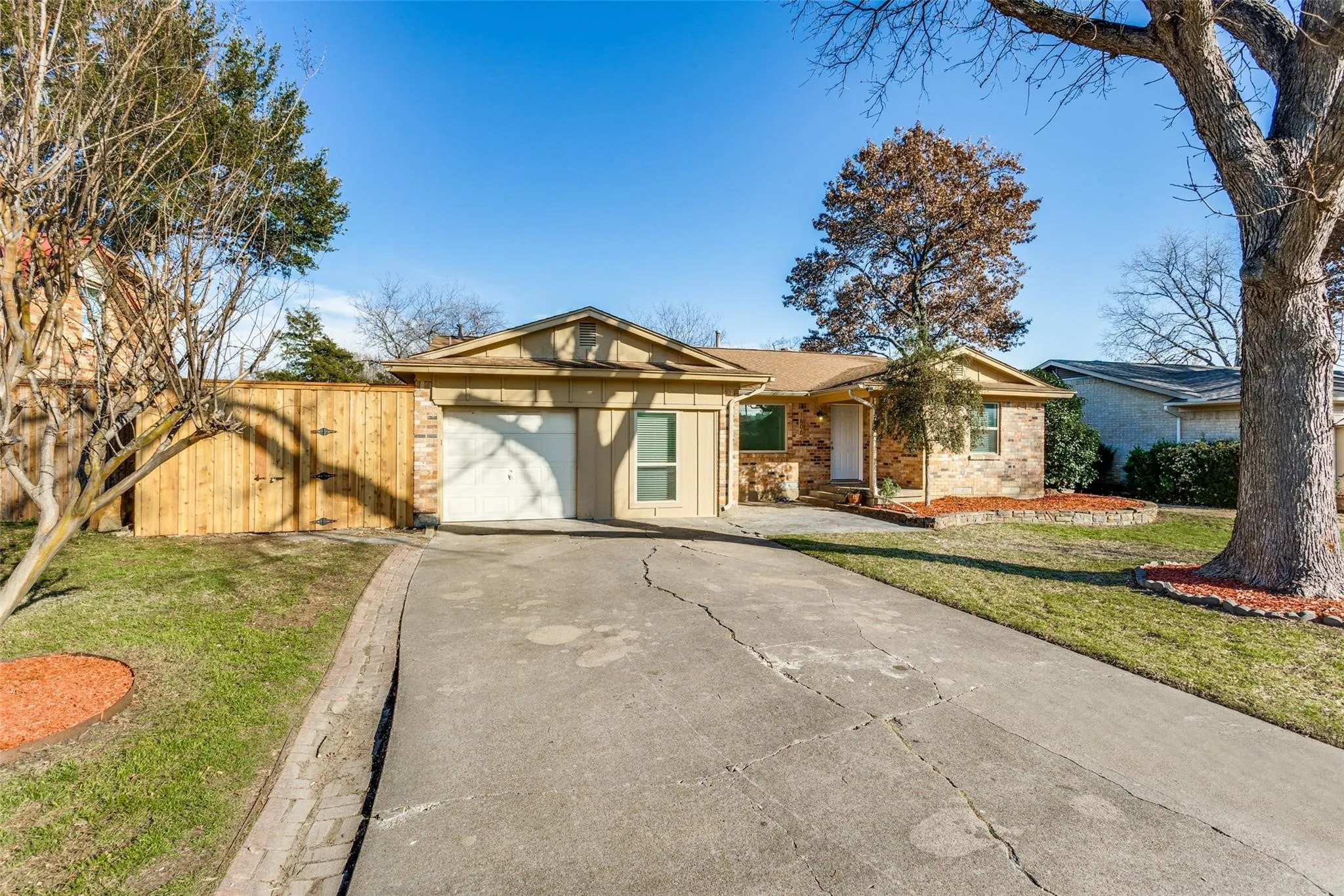 Single Family Residence For Rent in Dallas County , 1606 W Shore Drive, Richardson, Texas 75080, 4 Bedroom, 3 Bathroom, Garage spaces, 1,460 Sqft, built in 1963, mls#21362503, Real Estate Agent in Richardson, Homes For Rent in Dallas county, Homes For Rent in Richardson, Realtor in Richardson Texas, Real Estate Brokerage Independent Realty Texas, Luminita Cordes Realtor