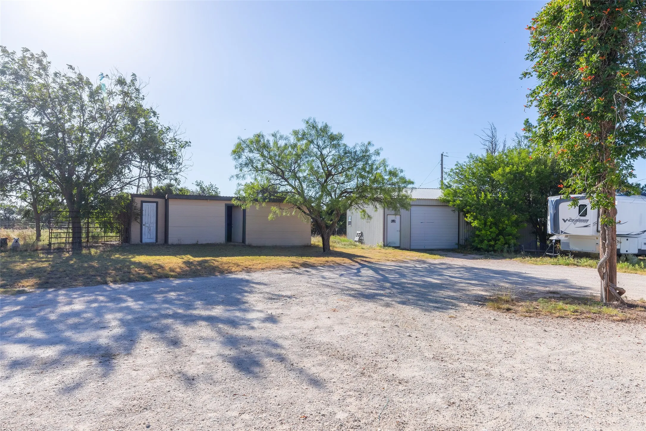 Single Family Residence For Sale in Callahan County , 7200 Private Road 2383, Clyde, Texas 79510, 4 Bedroom, 2 Bathroom, 2 Garage spaces, 1,844 Sqft, built in 1966, mls#21357670, Real Estate Agent in Clyde, Homes For Sale in Callahan county, Homes For Sale in Clyde, Realtor in Clyde Texas, Real Estate Brokerage Independent Realty Texas, Luminita Cordes Realtor
