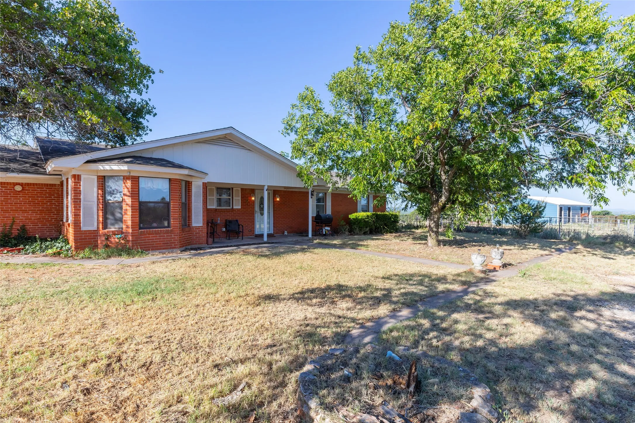 Single Family Residence For Sale in Callahan County , 7200 Private Road 2383, Clyde, Texas 79510, 4 Bedroom, 2 Bathroom, 2 Garage spaces, 1,844 Sqft, built in 1966, mls#21357670, Real Estate Agent in Clyde, Homes For Sale in Callahan county, Homes For Sale in Clyde, Realtor in Clyde Texas, Real Estate Brokerage Independent Realty Texas, Luminita Cordes Realtor