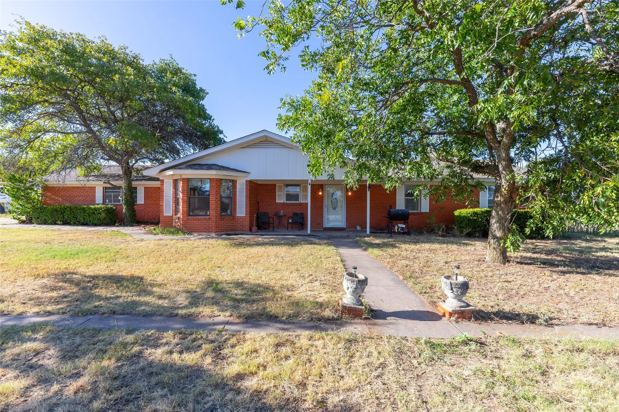 Single Family Residence For Sale in Callahan County , 7200 Private Road 2383, Clyde, Texas 79510, 4 Bedroom, 2 Bathroom, 2 Garage spaces, 1,844 Sqft, built in 1966, mls#21357670, Real Estate Agent in Clyde, Homes For Sale in Callahan county, Homes For Sale in Clyde, Realtor in Clyde Texas, Real Estate Brokerage Independent Realty Texas, Luminita Cordes Realtor