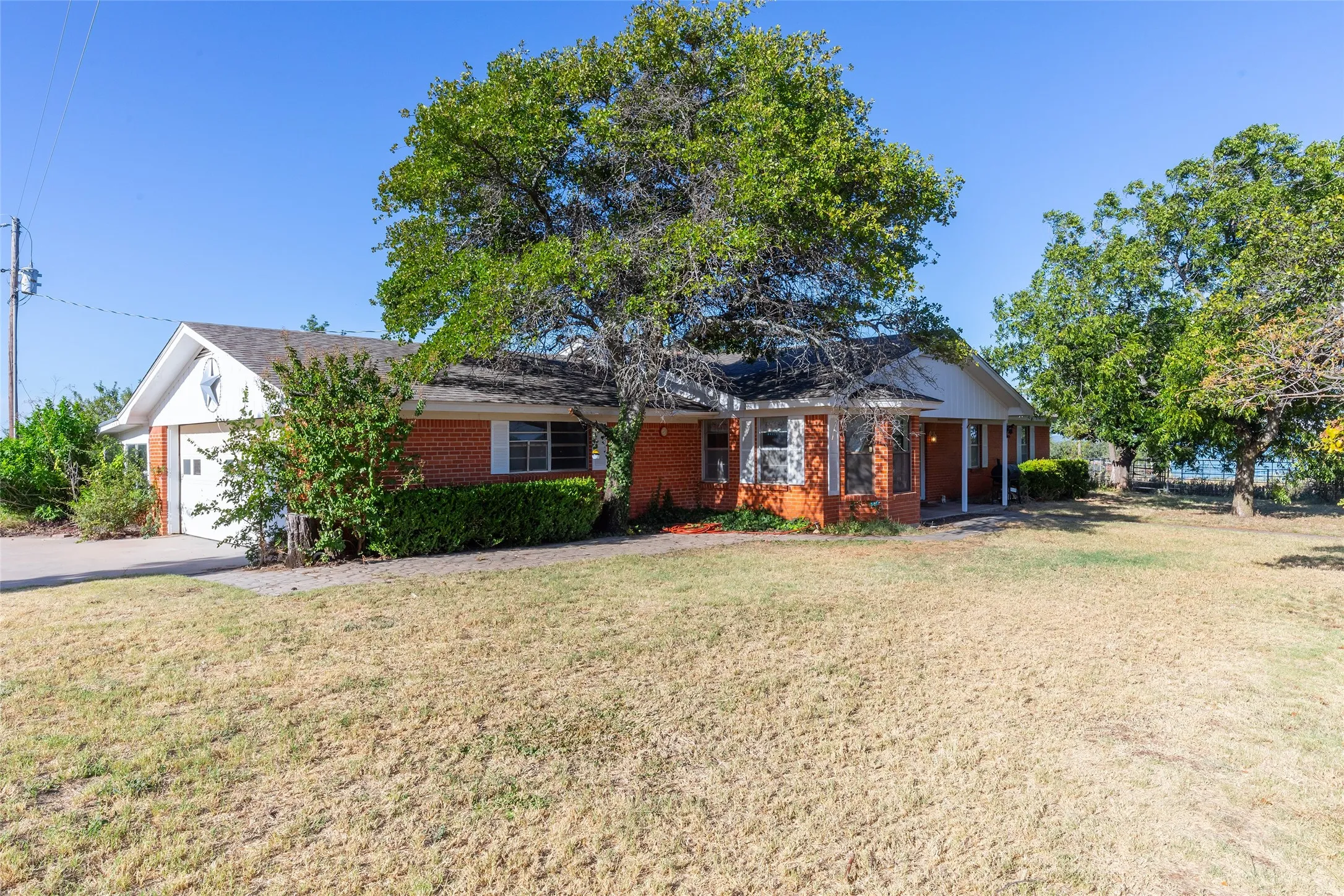 Single Family Residence For Sale in Callahan County , 7200 Private Road 2383, Clyde, Texas 79510, 4 Bedroom, 2 Bathroom, 2 Garage spaces, 1,844 Sqft, built in 1966, mls#21357670, Real Estate Agent in Clyde, Homes For Sale in Callahan county, Homes For Sale in Clyde, Realtor in Clyde Texas, Real Estate Brokerage Independent Realty Texas, Luminita Cordes Realtor
