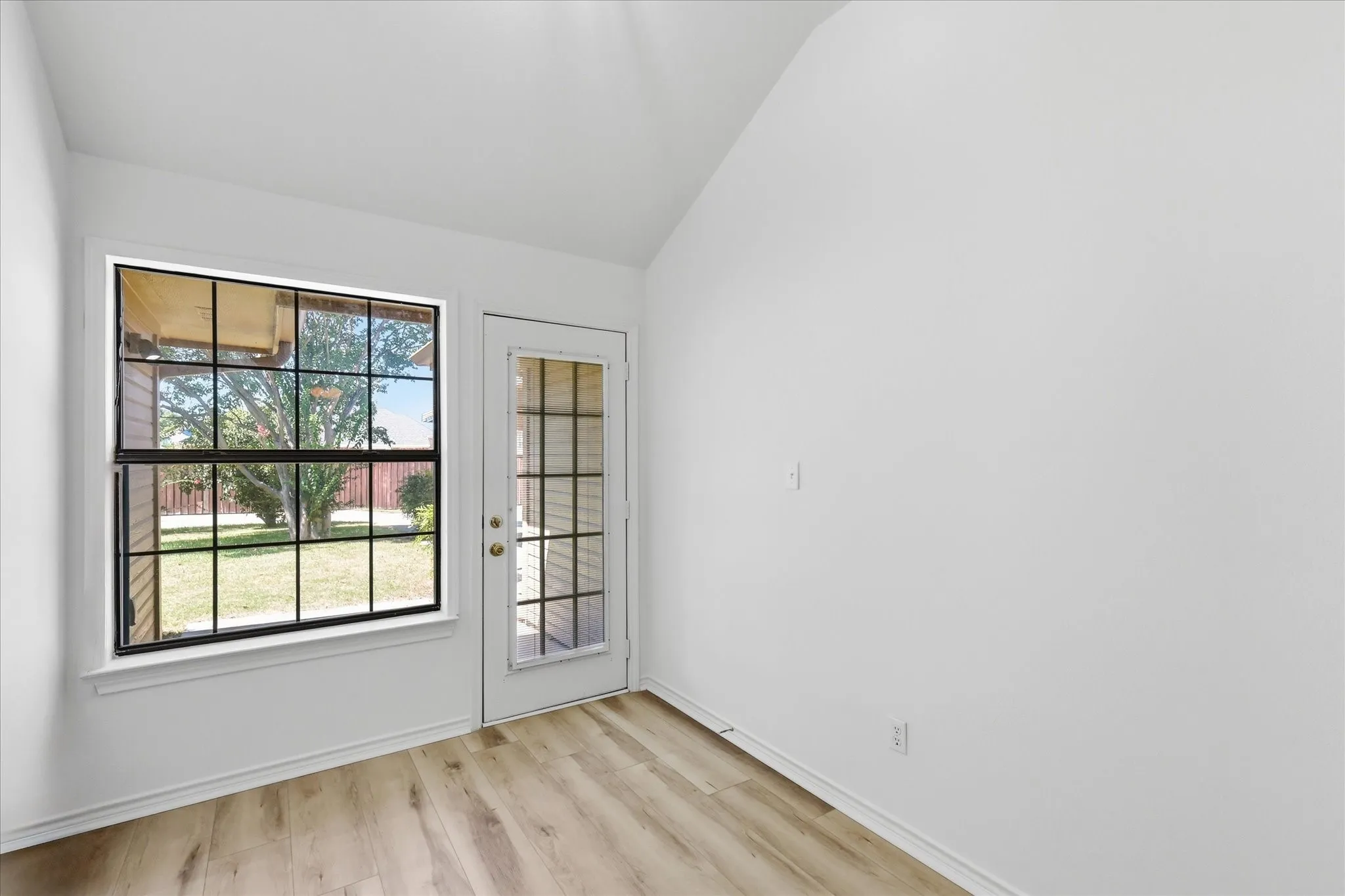 Single Family Residence For Sale in Collin County , 7121 Cottonwood Circle, Sachse, Texas 75048, 4 Bedroom, 2 Bathroom, 3 Garage spaces, 1,976 Sqft, built in 1993, mls#21362260, Real Estate Agent in Sachse, Homes For Sale in Collin county, Homes For Sale in Sachse, Realtor in Sachse Texas, Real Estate Brokerage Independent Realty Texas, Luminita Cordes Realtor