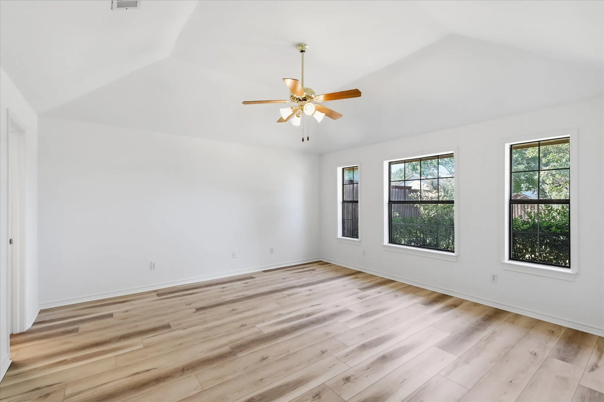 Single Family Residence For Sale in Collin County , 7121 Cottonwood Circle, Sachse, Texas 75048, 4 Bedroom, 2 Bathroom, 3 Garage spaces, 1,976 Sqft, built in 1993, mls#21362260, Real Estate Agent in Sachse, Homes For Sale in Collin county, Homes For Sale in Sachse, Realtor in Sachse Texas, Real Estate Brokerage Independent Realty Texas, Luminita Cordes Realtor