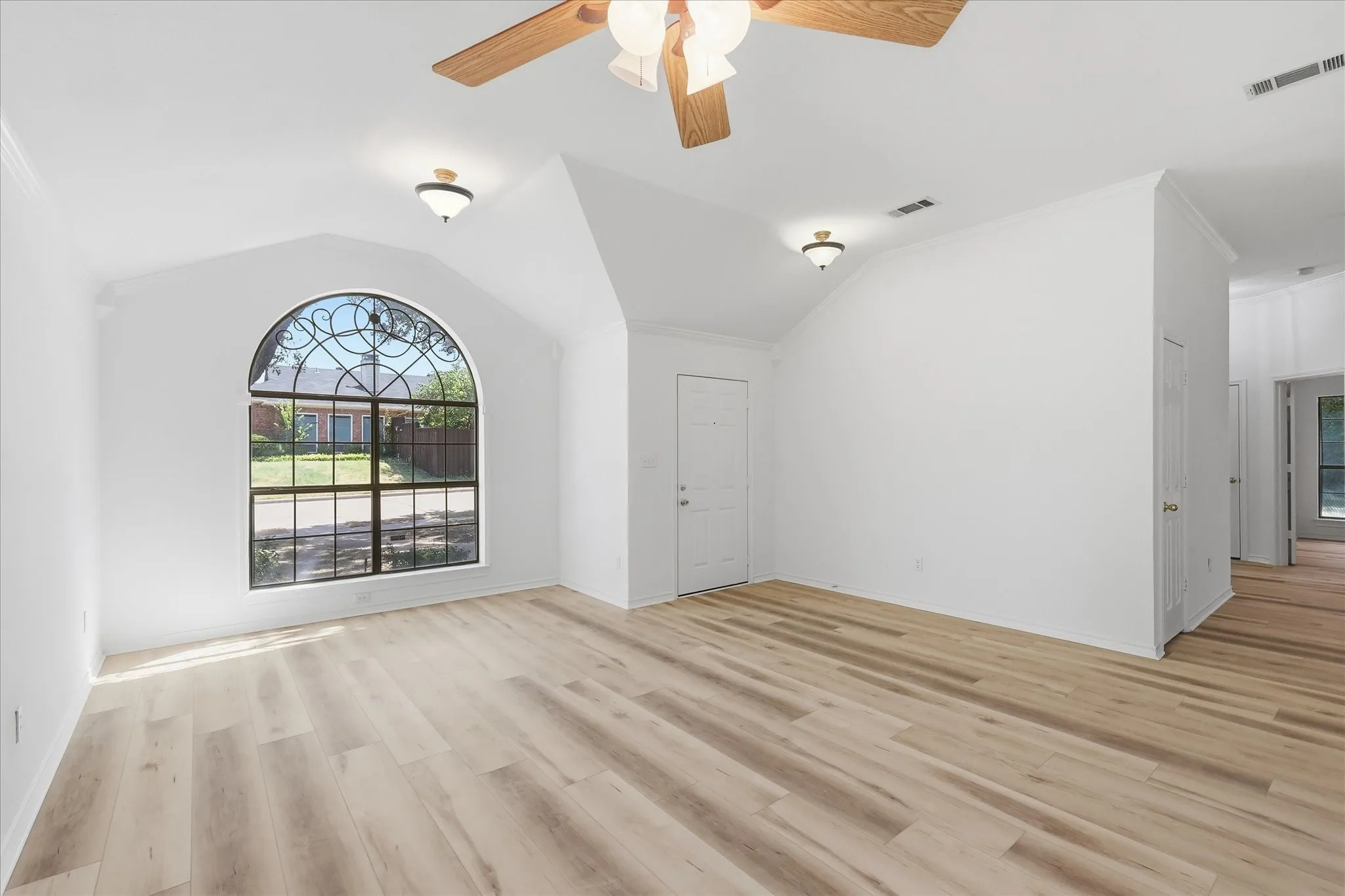 Single Family Residence For Sale in Collin County , 7121 Cottonwood Circle, Sachse, Texas 75048, 4 Bedroom, 2 Bathroom, 3 Garage spaces, 1,976 Sqft, built in 1993, mls#21362260, Real Estate Agent in Sachse, Homes For Sale in Collin county, Homes For Sale in Sachse, Realtor in Sachse Texas, Real Estate Brokerage Independent Realty Texas, Luminita Cordes Realtor