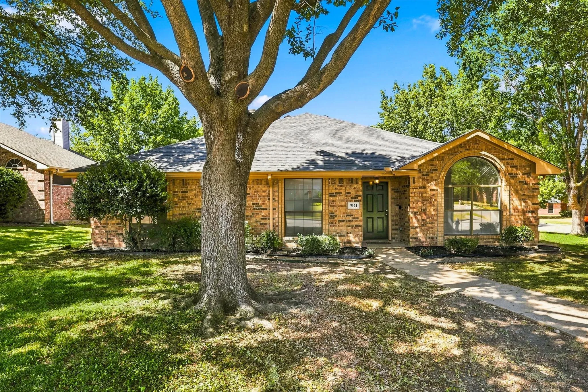 Single Family Residence For Sale in Collin County , 7121 Cottonwood Circle, Sachse, Texas 75048, 4 Bedroom, 2 Bathroom, 3 Garage spaces, 1,976 Sqft, built in 1993, mls#21362260, Real Estate Agent in Sachse, Homes For Sale in Collin county, Homes For Sale in Sachse, Realtor in Sachse Texas, Real Estate Brokerage Independent Realty Texas, Luminita Cordes Realtor