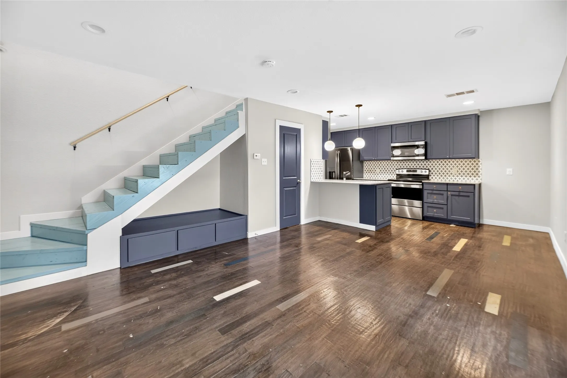 Condominium For Sale in Dallas County , 12834 Midway Road 2109, Dallas, Texas 75244, 1 Bedroom, 2 Bathroom, Garage spaces, 732 Sqft, built in 1970, Price $129,900, mls#21362827, Real Estate Agent in Dallas, Homes For Sale in Dallas county, Homes For Sale in Dallas, Realtor in Dallas Texas, Real Estate Brokerage Independent Realty Texas, Luminita Cordes Realtor