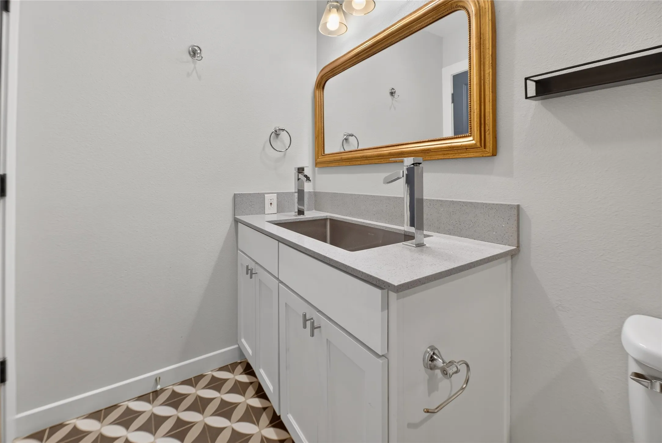 Condominium For Sale in Dallas County , 12834 Midway Road 2109, Dallas, Texas 75244, 1 Bedroom, 2 Bathroom, Garage spaces, 732 Sqft, built in 1970, Price $129,900, mls#21362827, Real Estate Agent in Dallas, Homes For Sale in Dallas county, Homes For Sale in Dallas, Realtor in Dallas Texas, Real Estate Brokerage Independent Realty Texas, Luminita Cordes Realtor